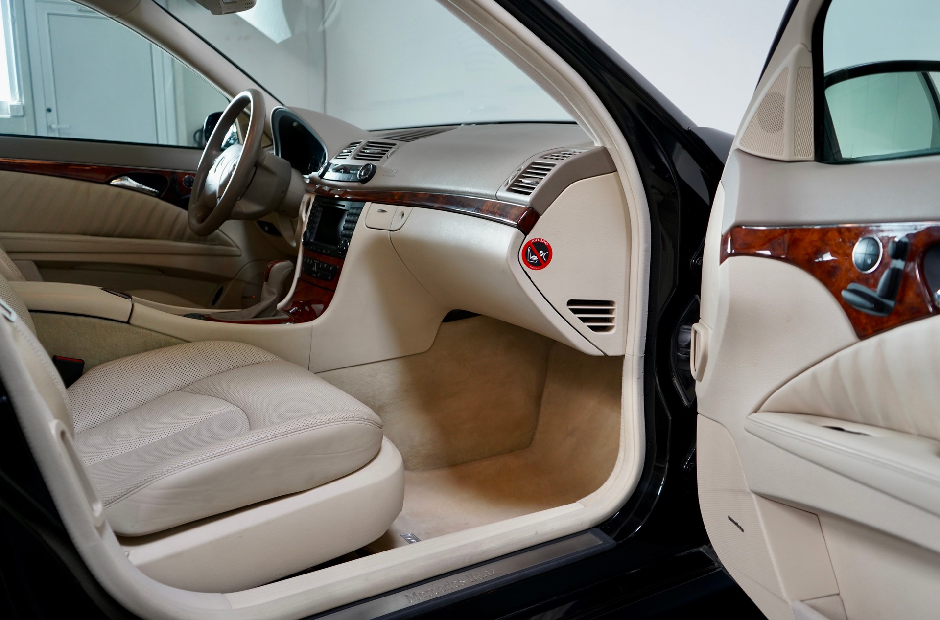 MERCEDES-BENZ E 500 Elégance 4Matic Automatic-image-5
