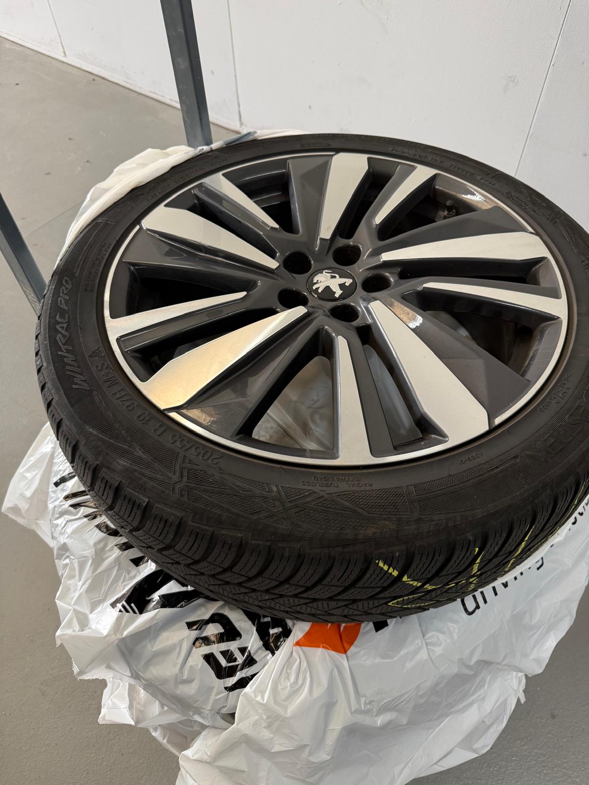 PEUGEOT 3008 300e Hybrid4 GT Pack EAT8-image-12