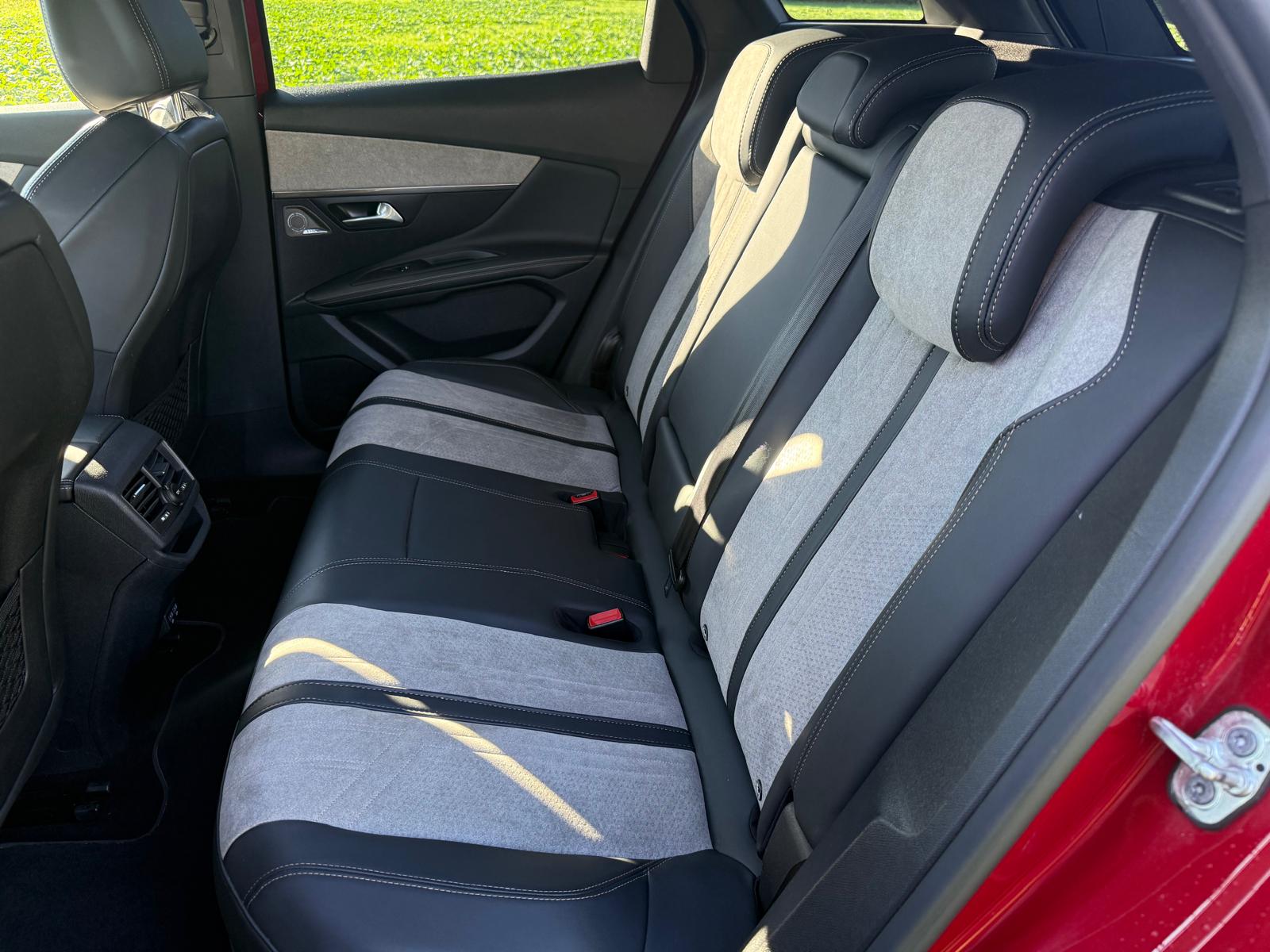 PEUGEOT 3008 300e Hybrid4 GT Pack EAT8-image-11
