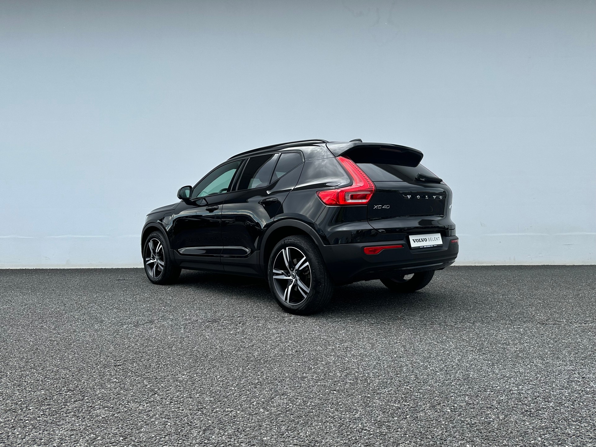 VOLVO XC40 1.5 T5 PiH R-Design-image-6