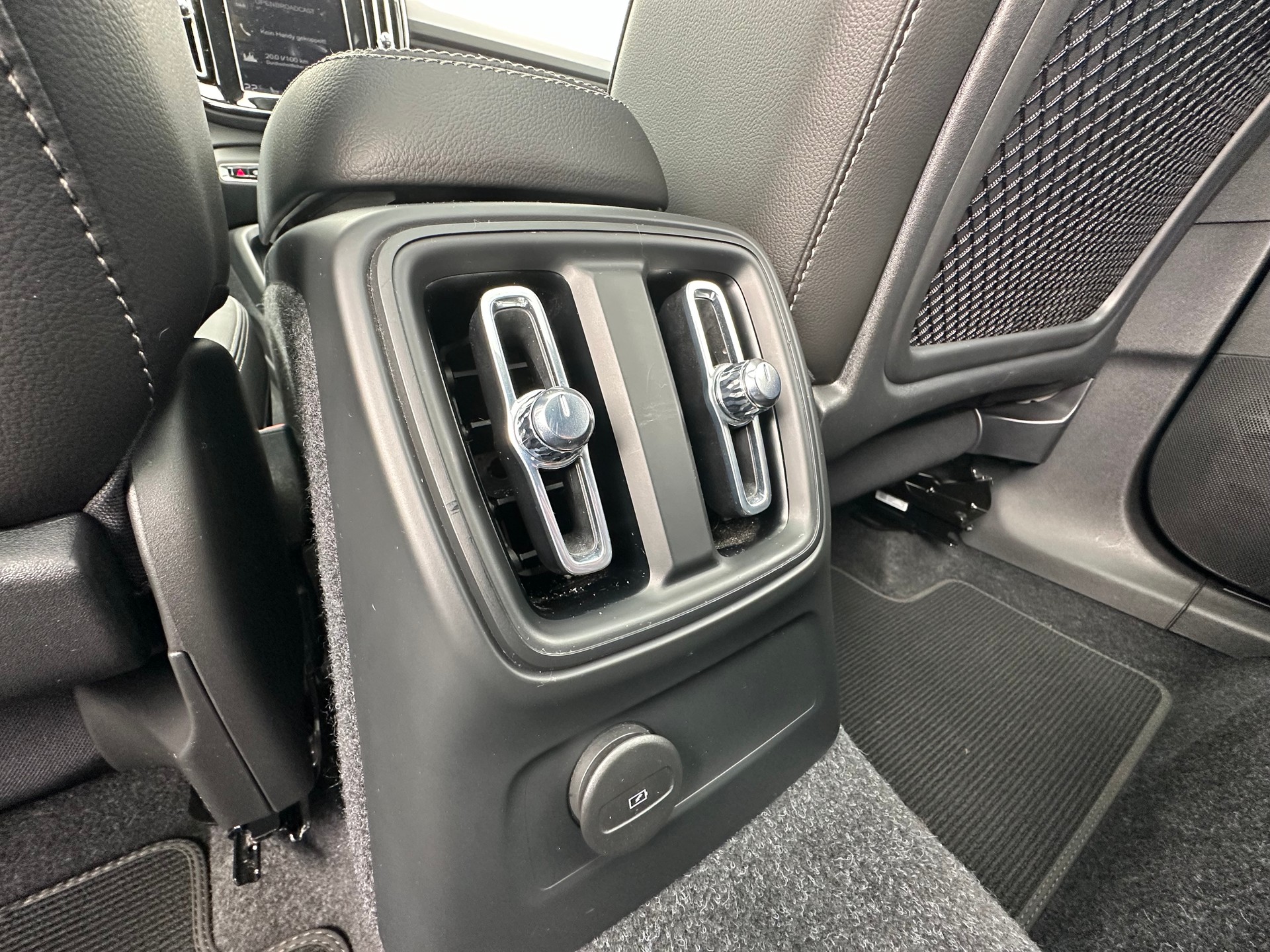 VOLVO XC40 1.5 T5 PiH R-Design-image-14