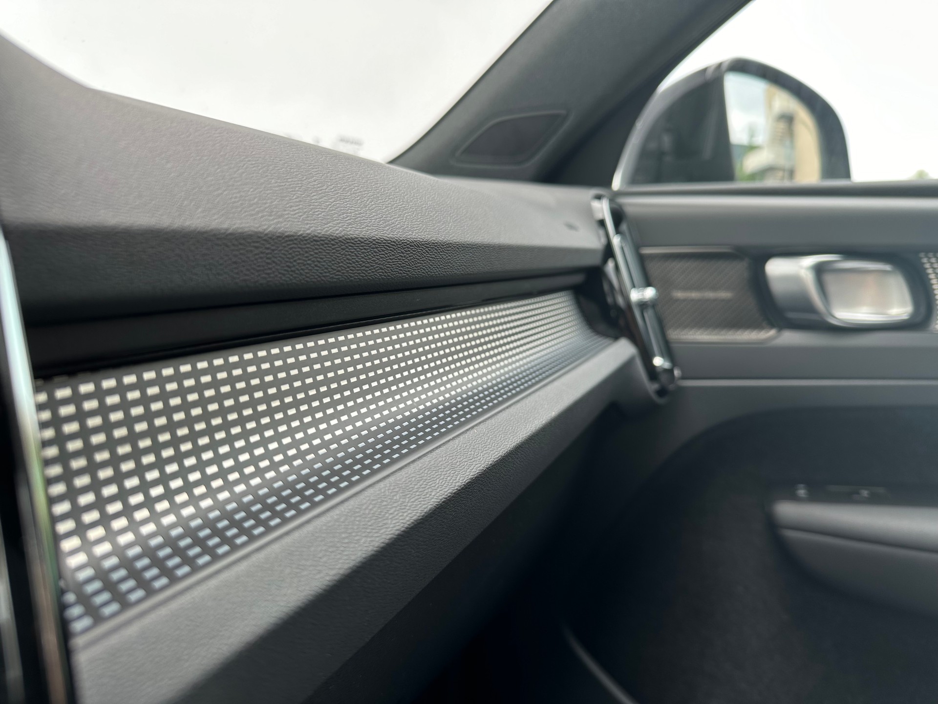 VOLVO XC40 1.5 T5 PiH R-Design-image-12