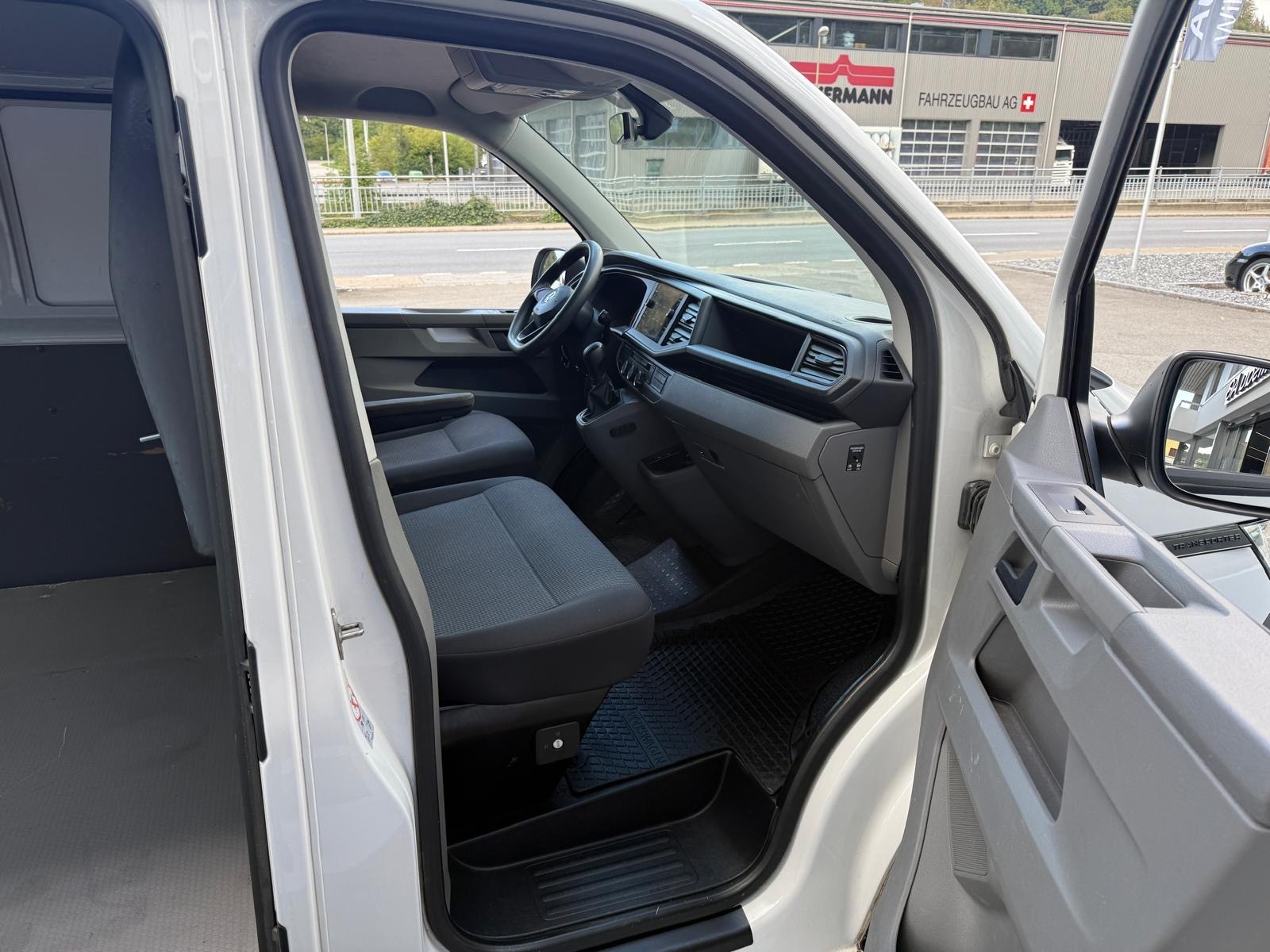 VW T6.1 2.0 Kasten 3000 TDI 4Motion DSG-image-2