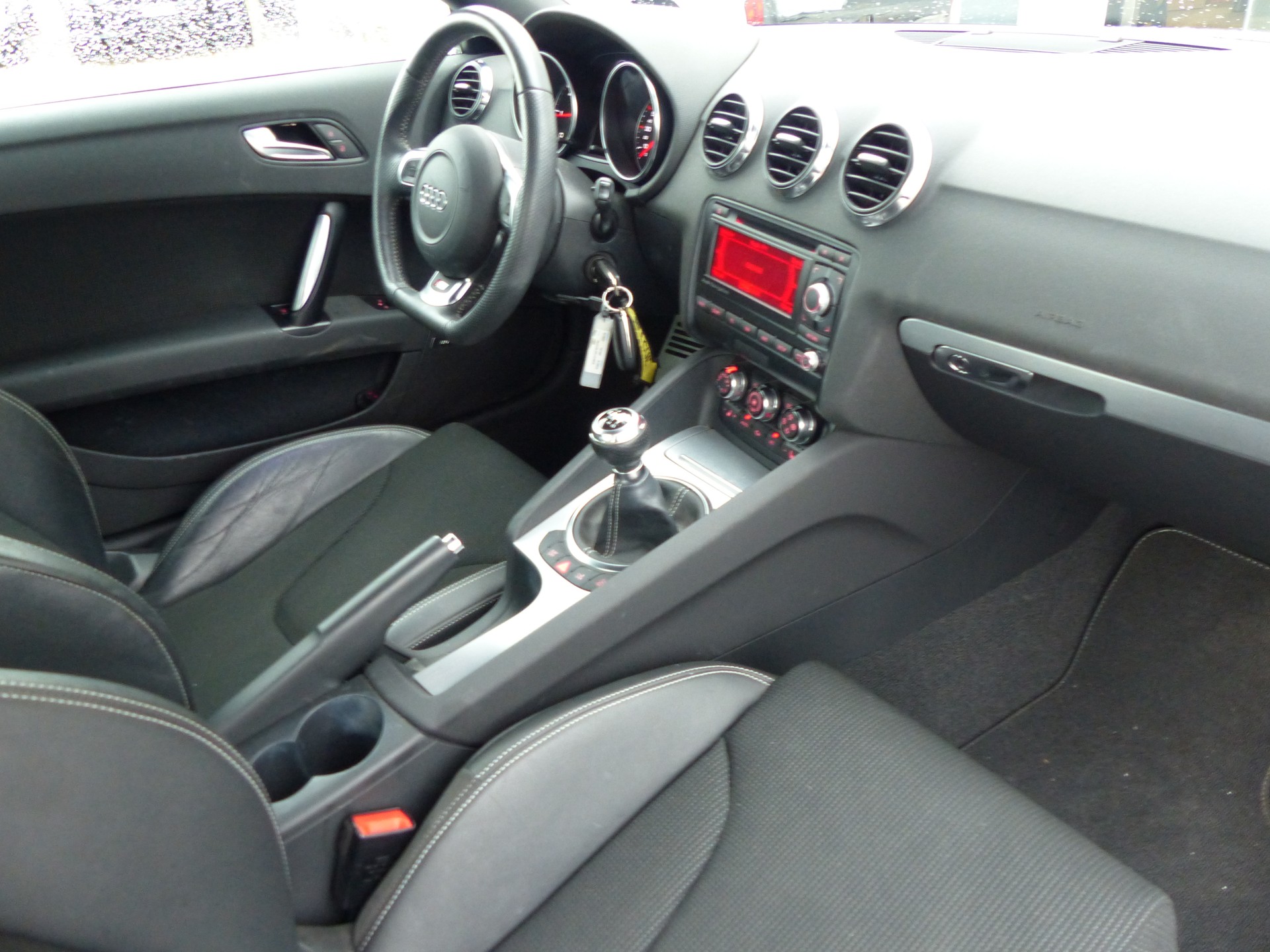 AUDI TT Coupé 2.0 TDI quattro-image-17