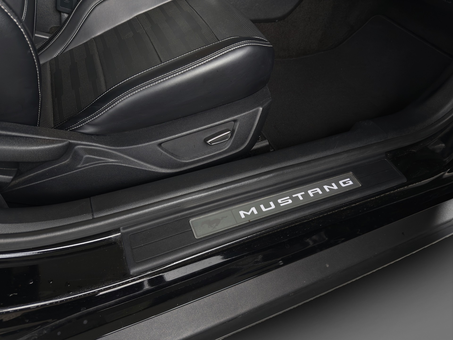 FORD Mustang Convertible 5.0 V8 GT Automat-image-17