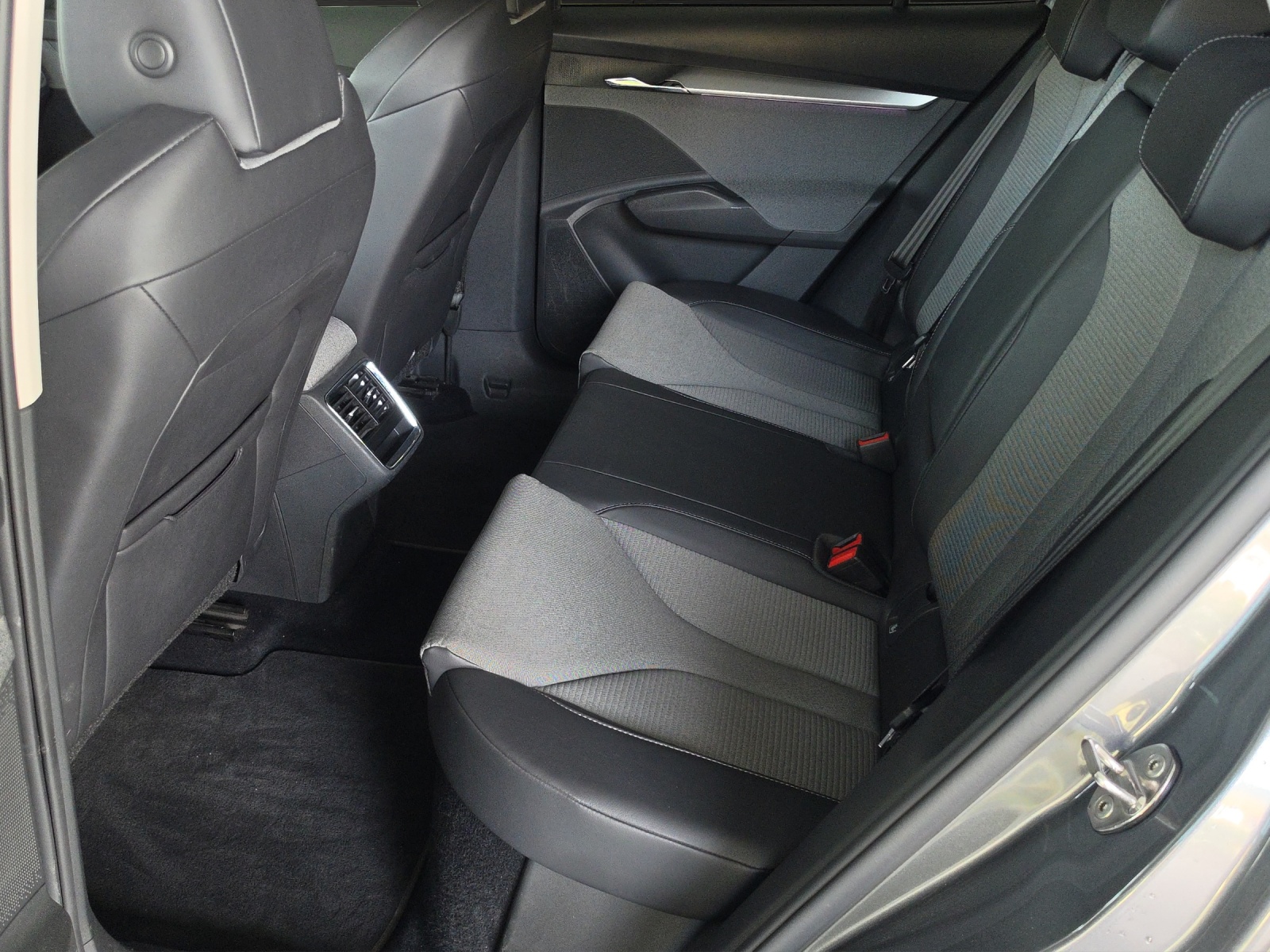 SKODA Enyaq iV 80x-image-11