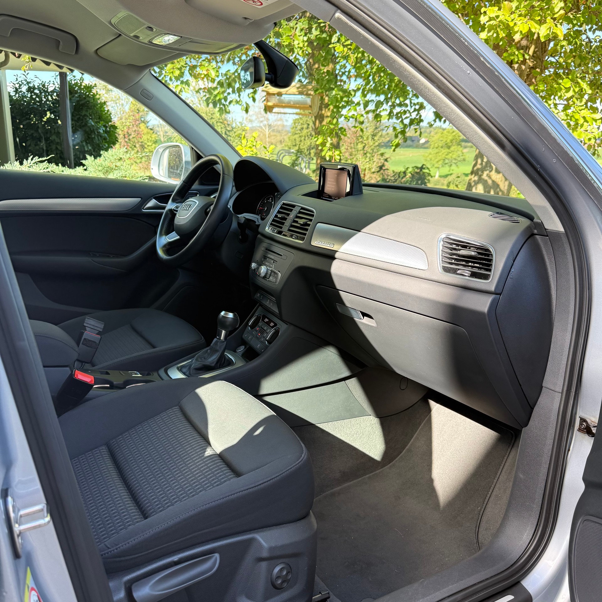 AUDI Q3 2.0 TDI design quattro S-tronic-image-7