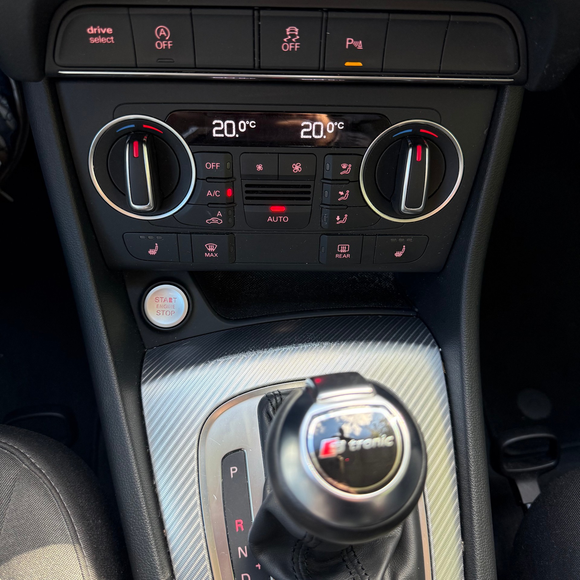 AUDI Q3 2.0 TDI design quattro S-tronic-image-8