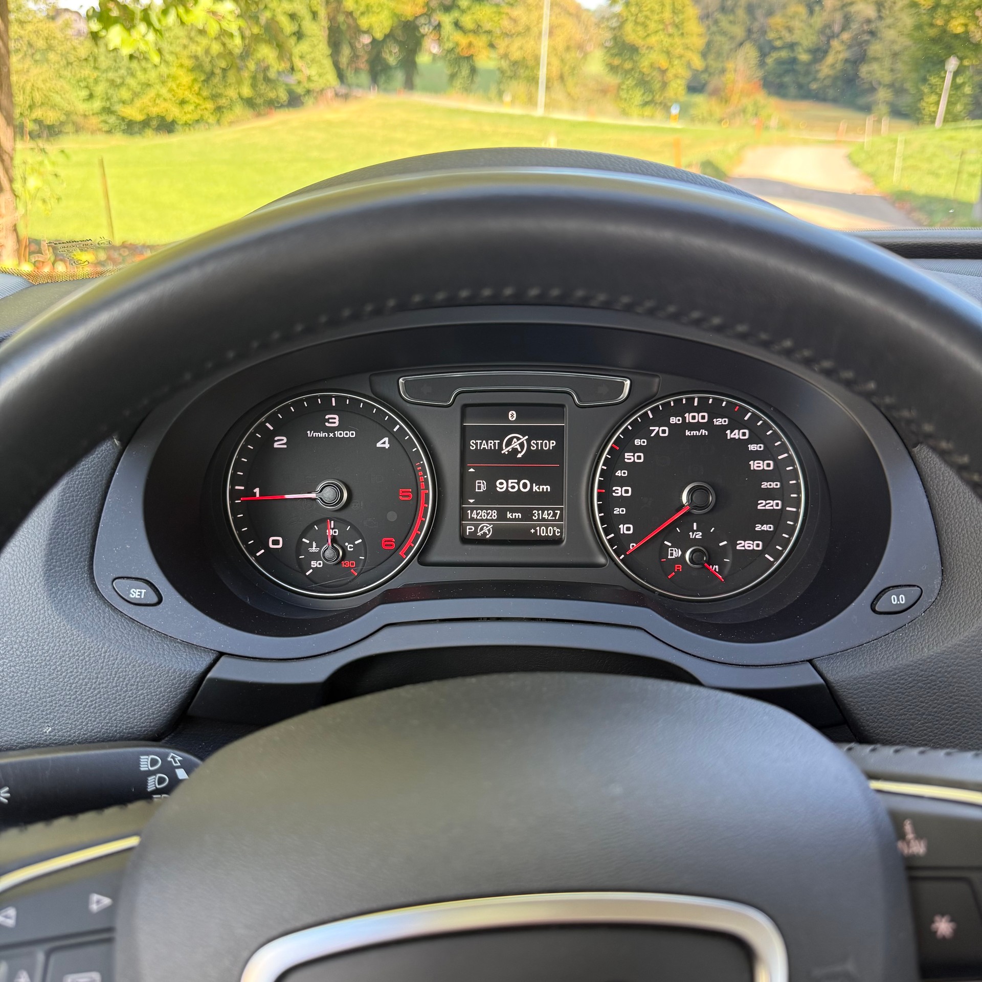 AUDI Q3 2.0 TDI design quattro S-tronic-image-9