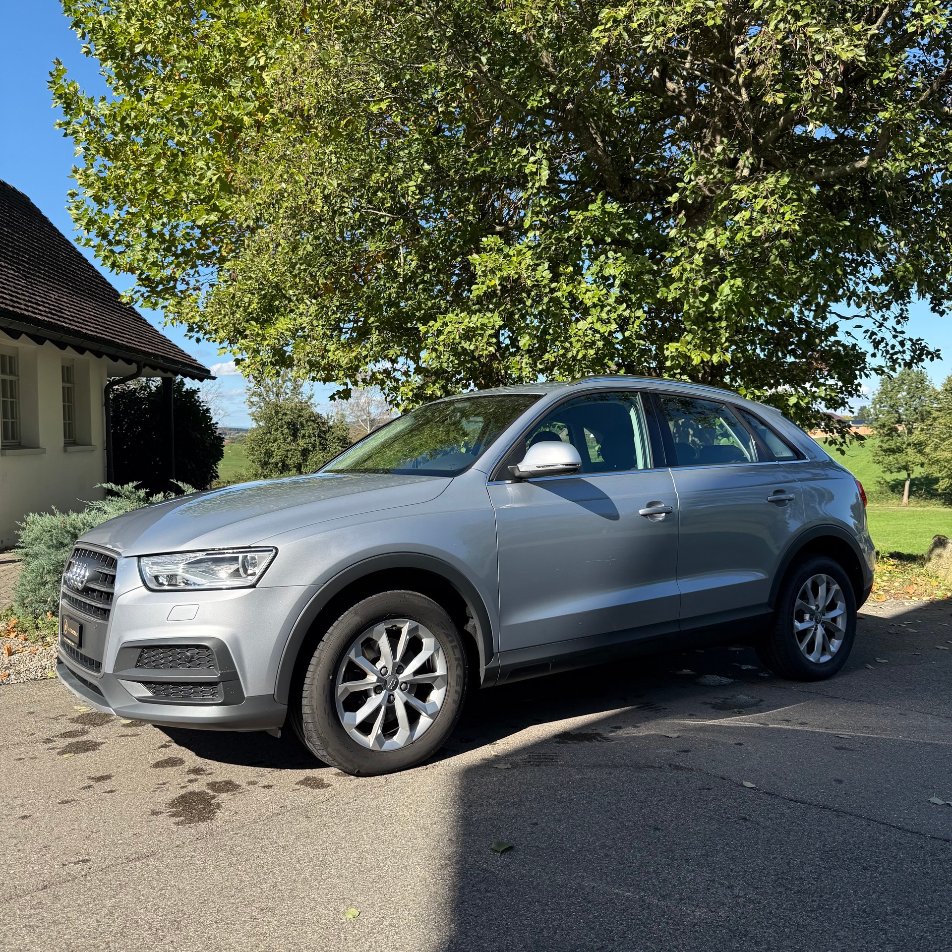 AUDI Q3 2.0 TDI design quattro S-tronic-image-2