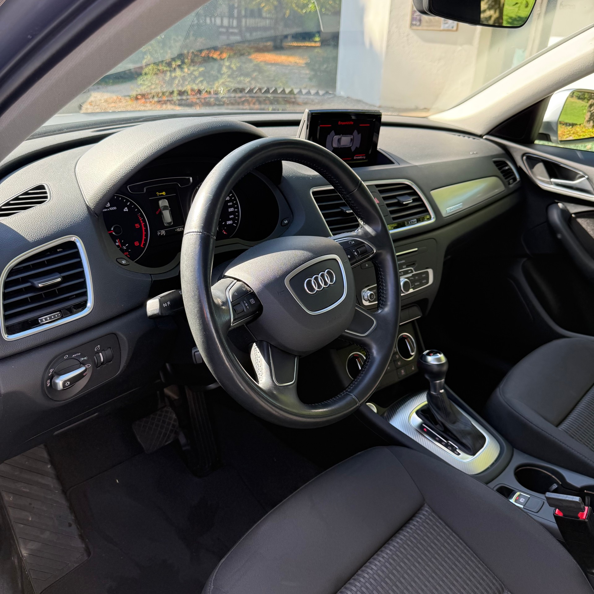 AUDI Q3 2.0 TDI design quattro S-tronic-image-6