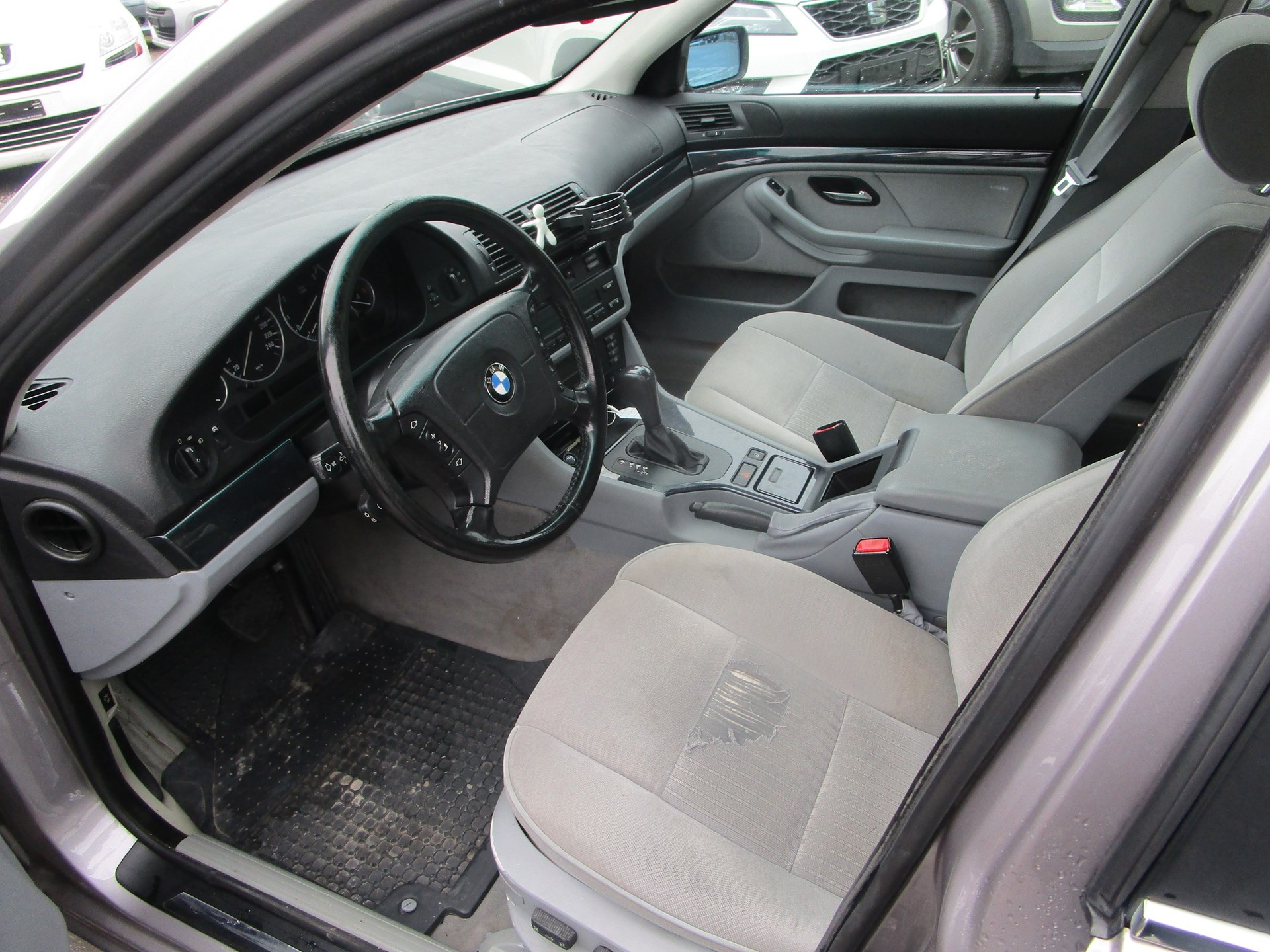 BMW 528i-image-6