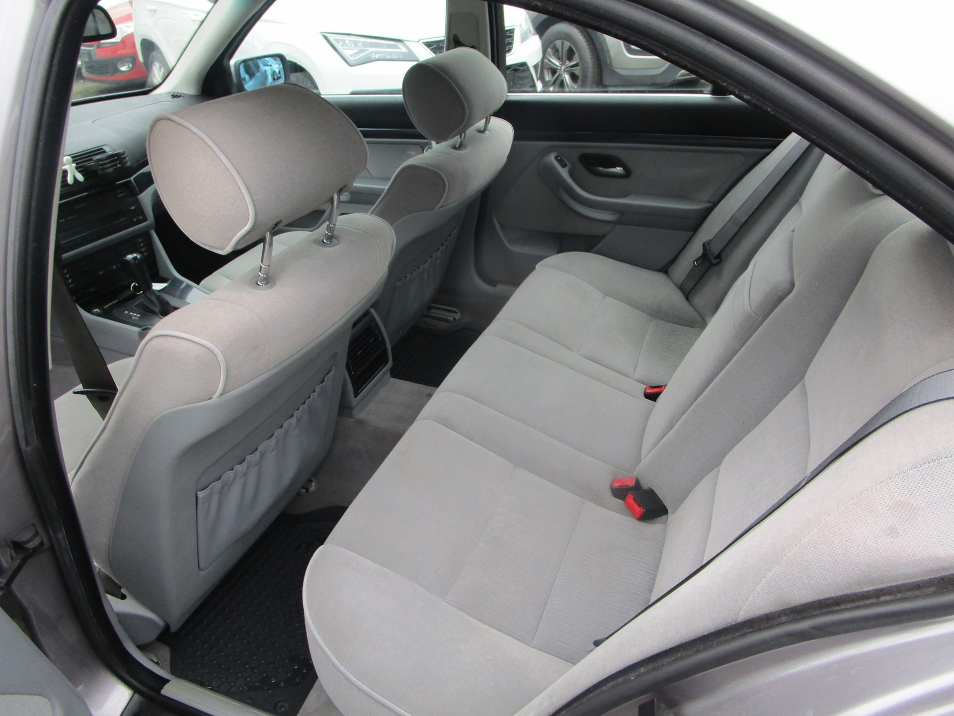 BMW 528i-image-7
