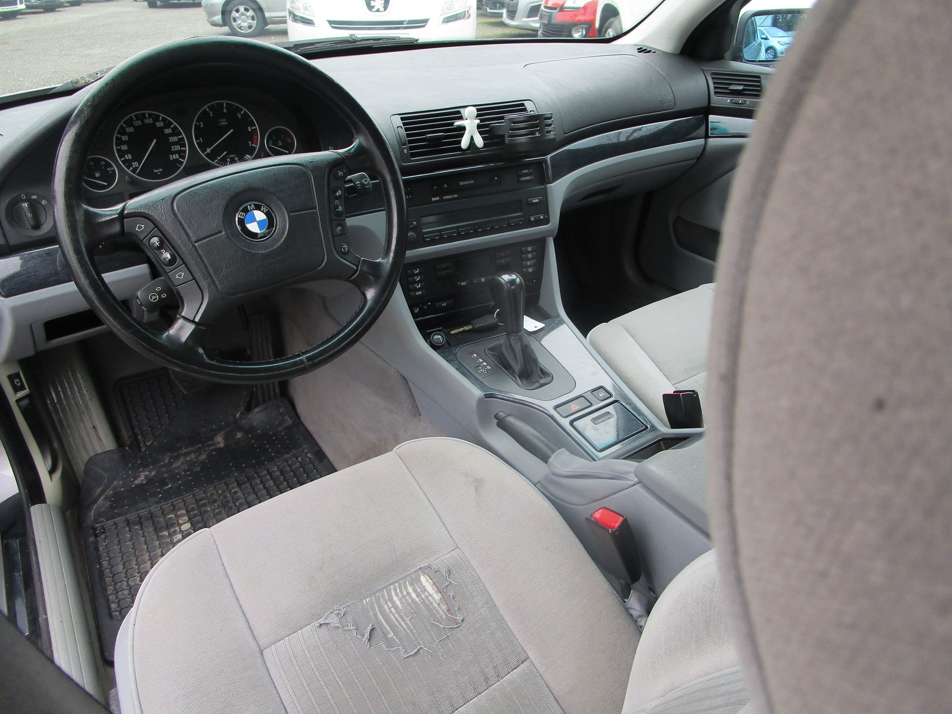 BMW 528i-image-8