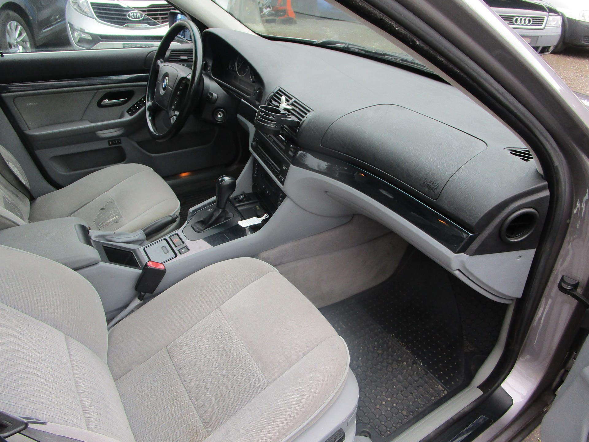 BMW 528i-image-9