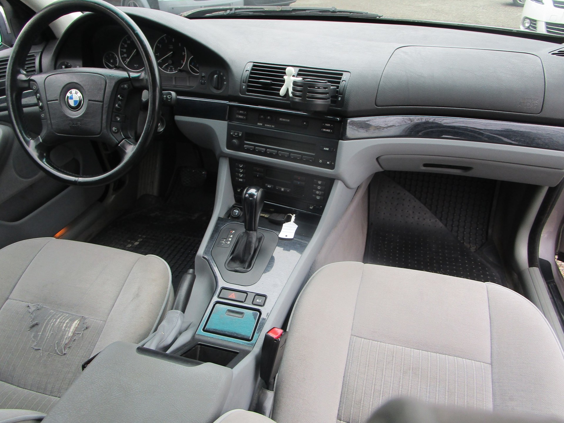 BMW 528i-image-10