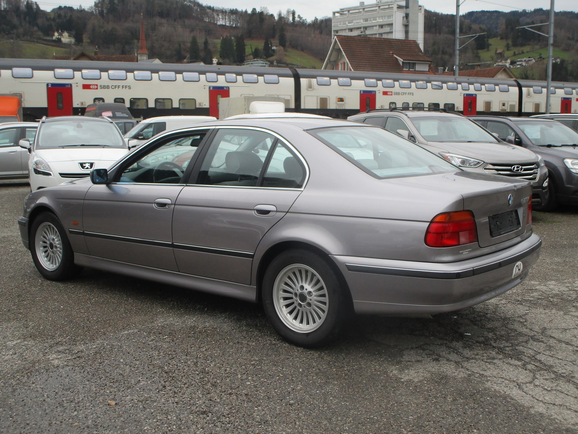 BMW 528i-image-12