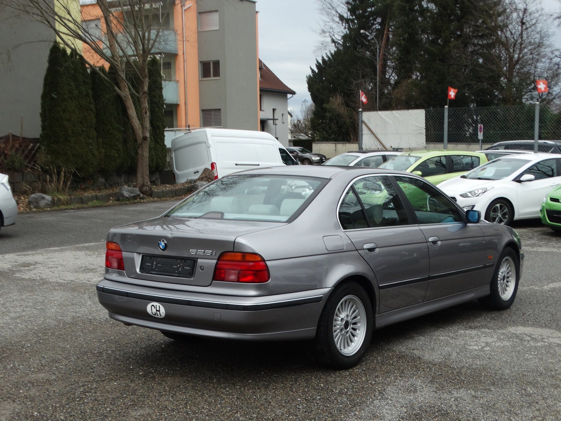 BMW 528i-image-13