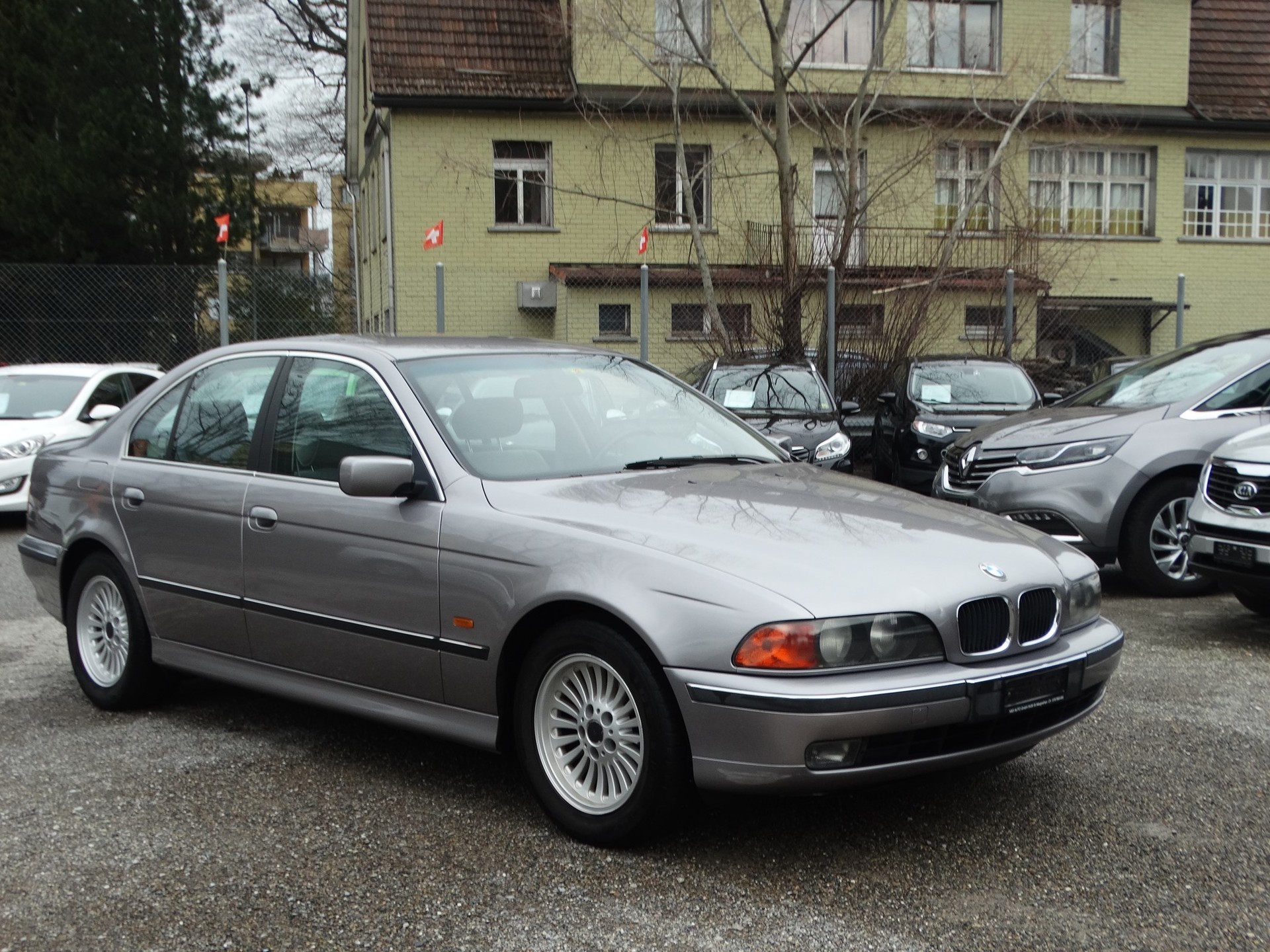 BMW 528i-image-1