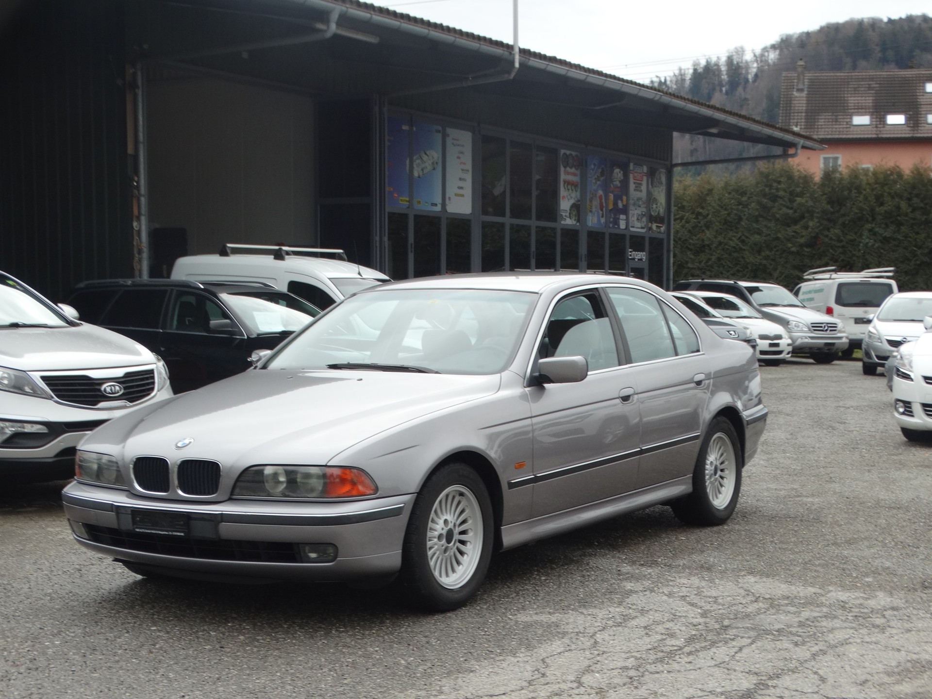 BMW 528i-image-2