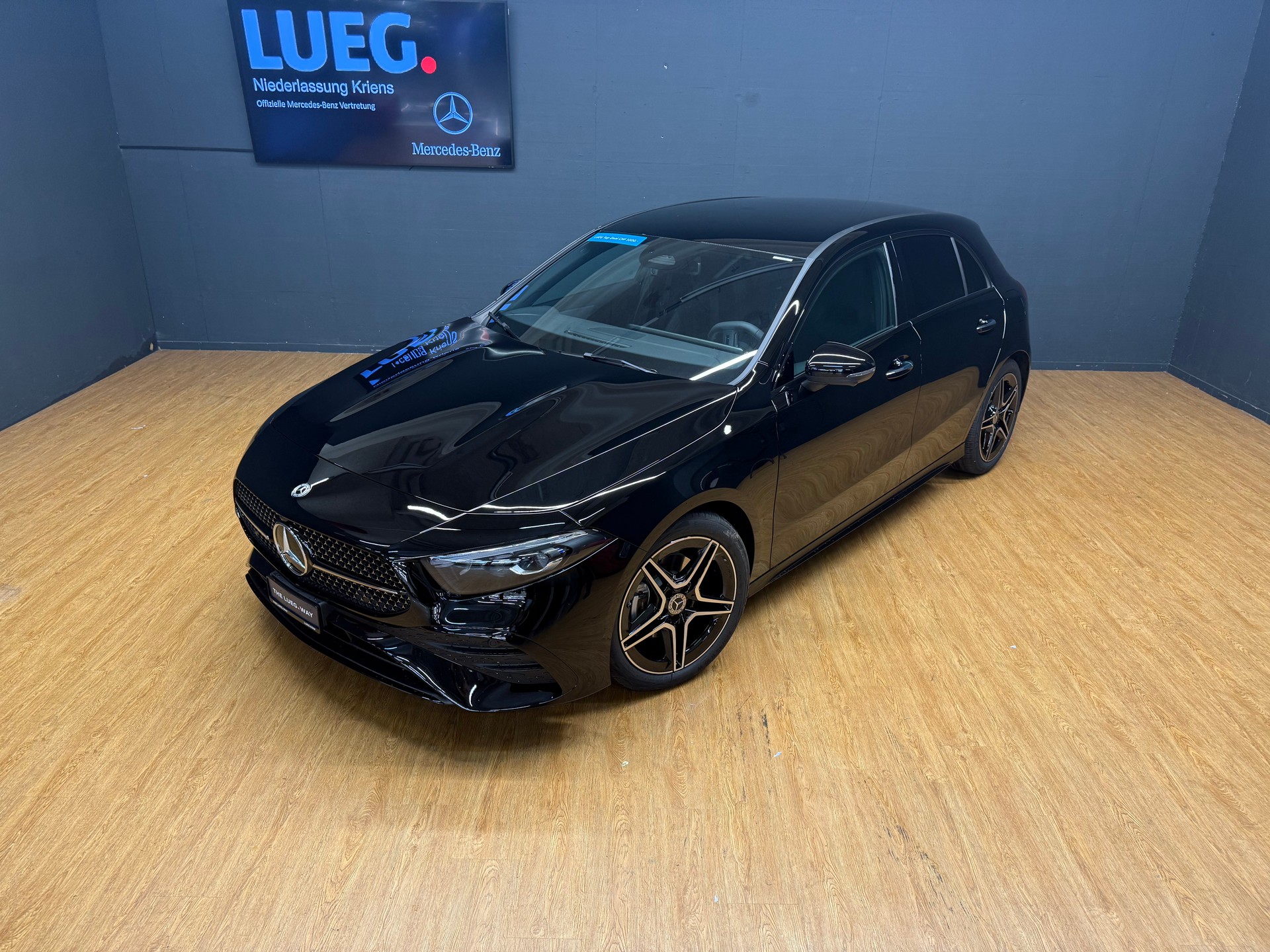 MERCEDES-BENZ A 200 - AMG - NightStar / DISTRONIC / 360 Grad Kamera-image-1
