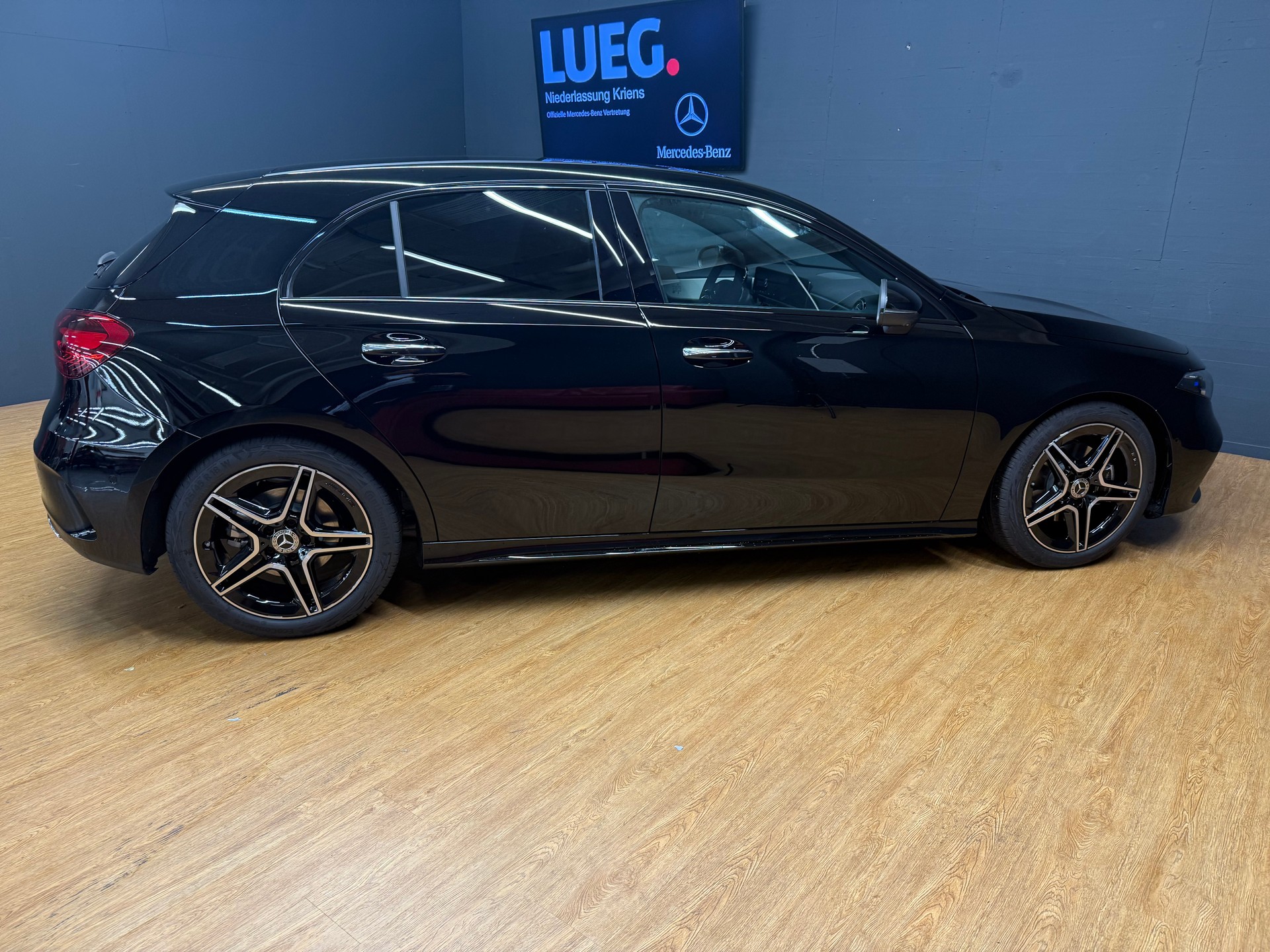 MERCEDES-BENZ A 200 - AMG - NightStar / DISTRONIC / 360 Grad Kamera-image-5