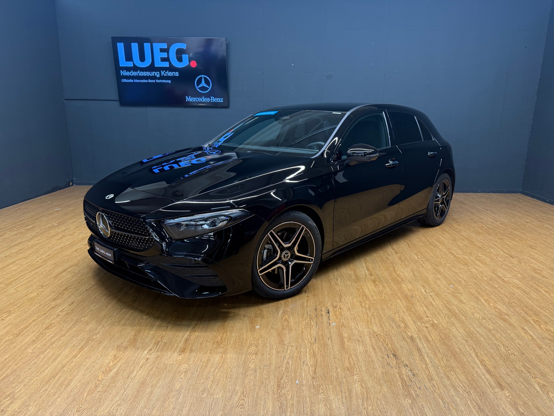 MERCEDES-BENZ A 200 - AMG - NightStar / DISTRONIC / 360 Grad Kamera-image-0