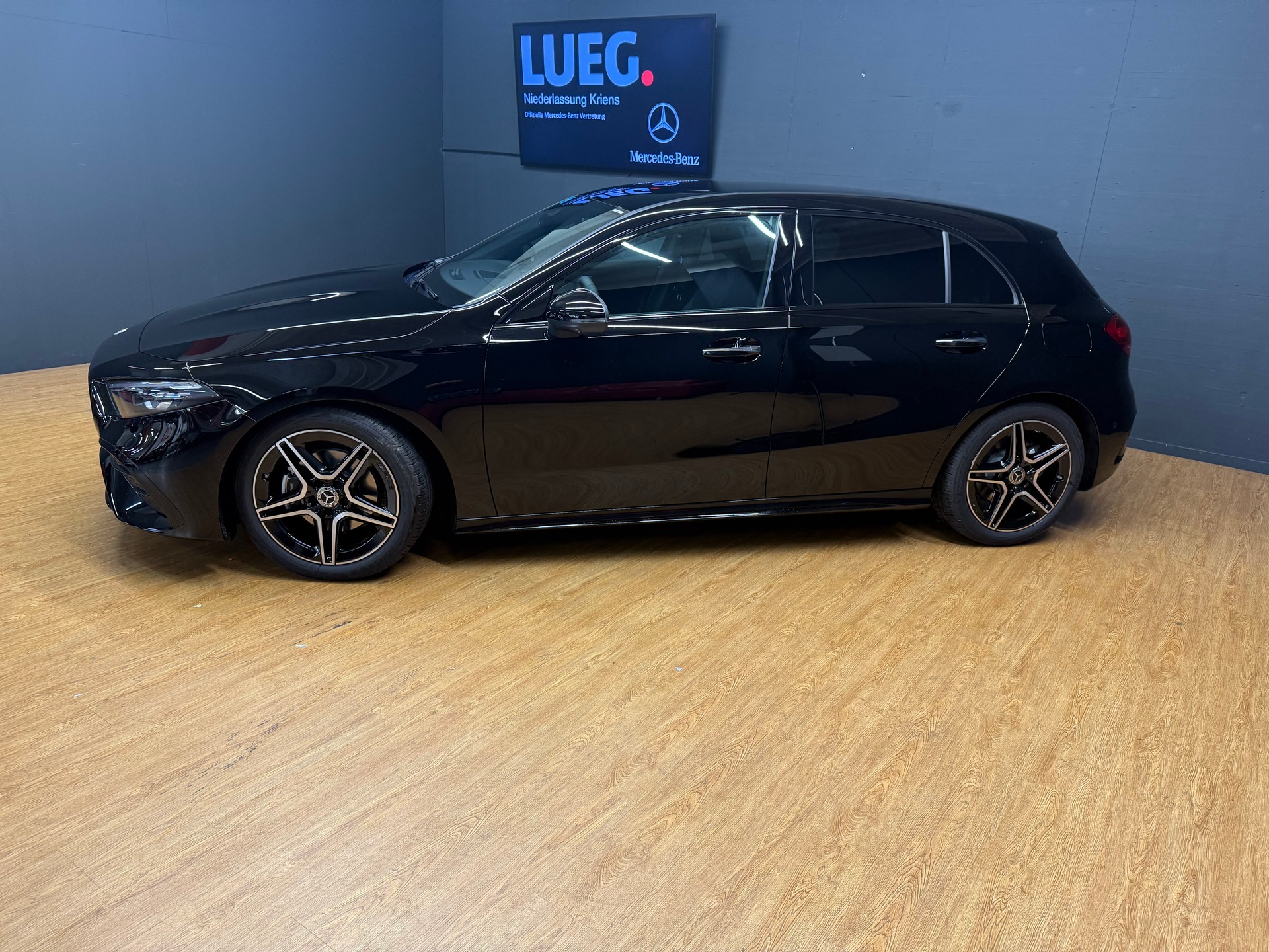 MERCEDES-BENZ A 200 - AMG - NightStar / DISTRONIC / 360 Grad Kamera-image-2