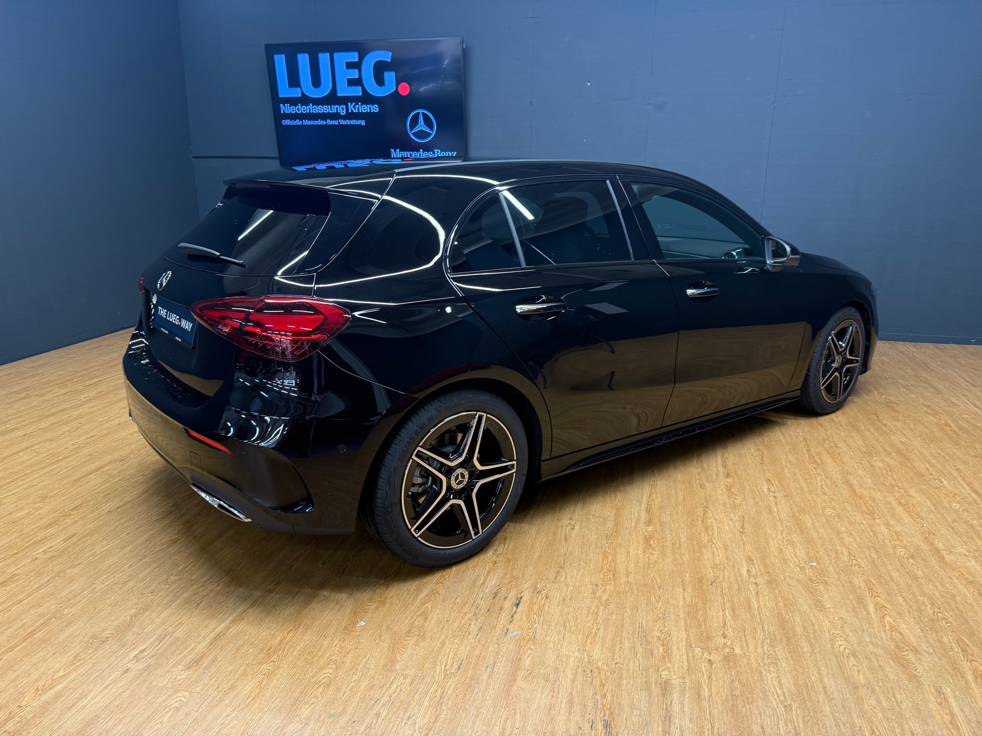 MERCEDES-BENZ A 200 - AMG - NightStar / DISTRONIC / 360 Grad Kamera-image-6