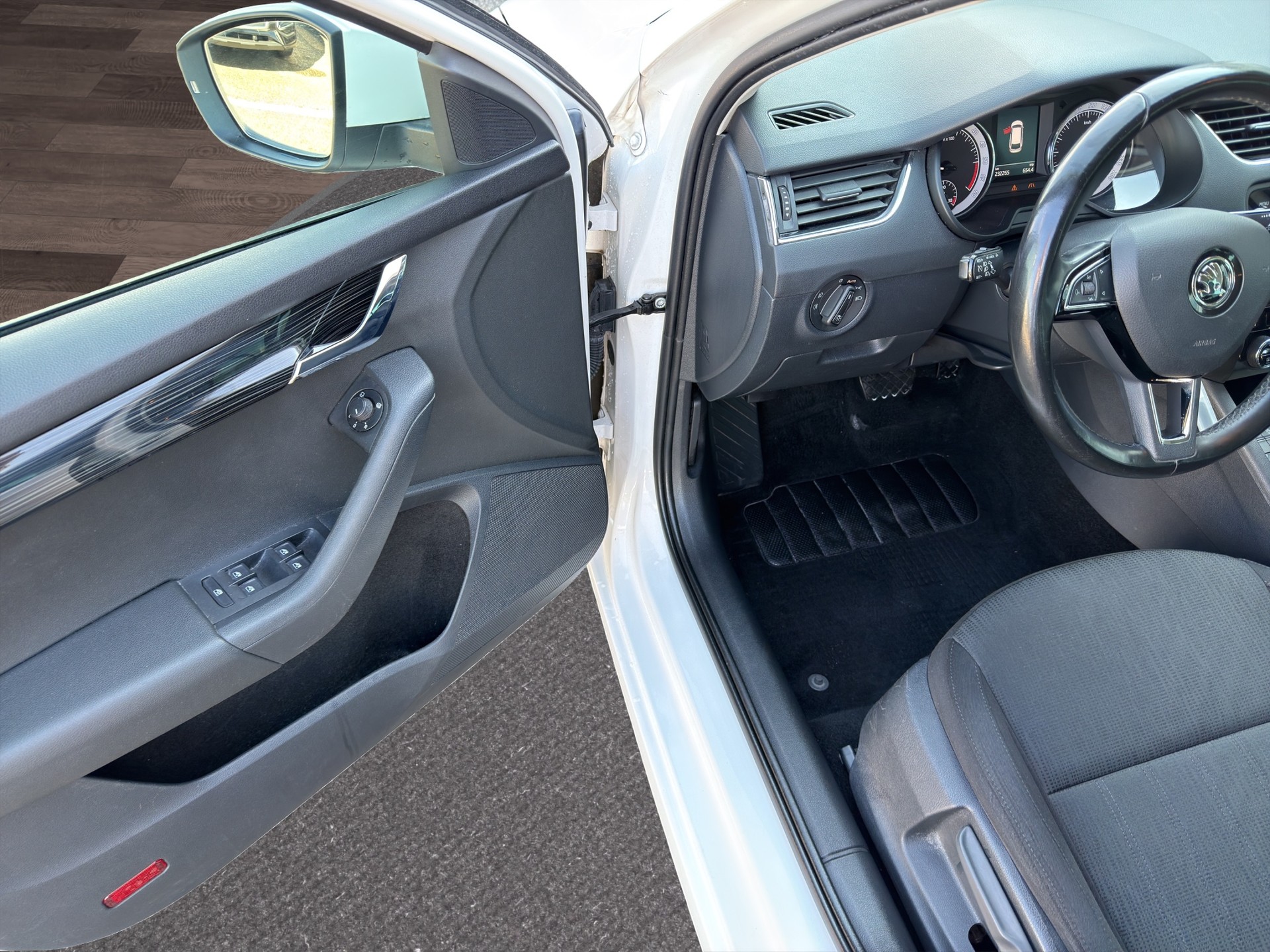 SKODA Octavia Combi 2.0 TDI Style 4x4-image-18