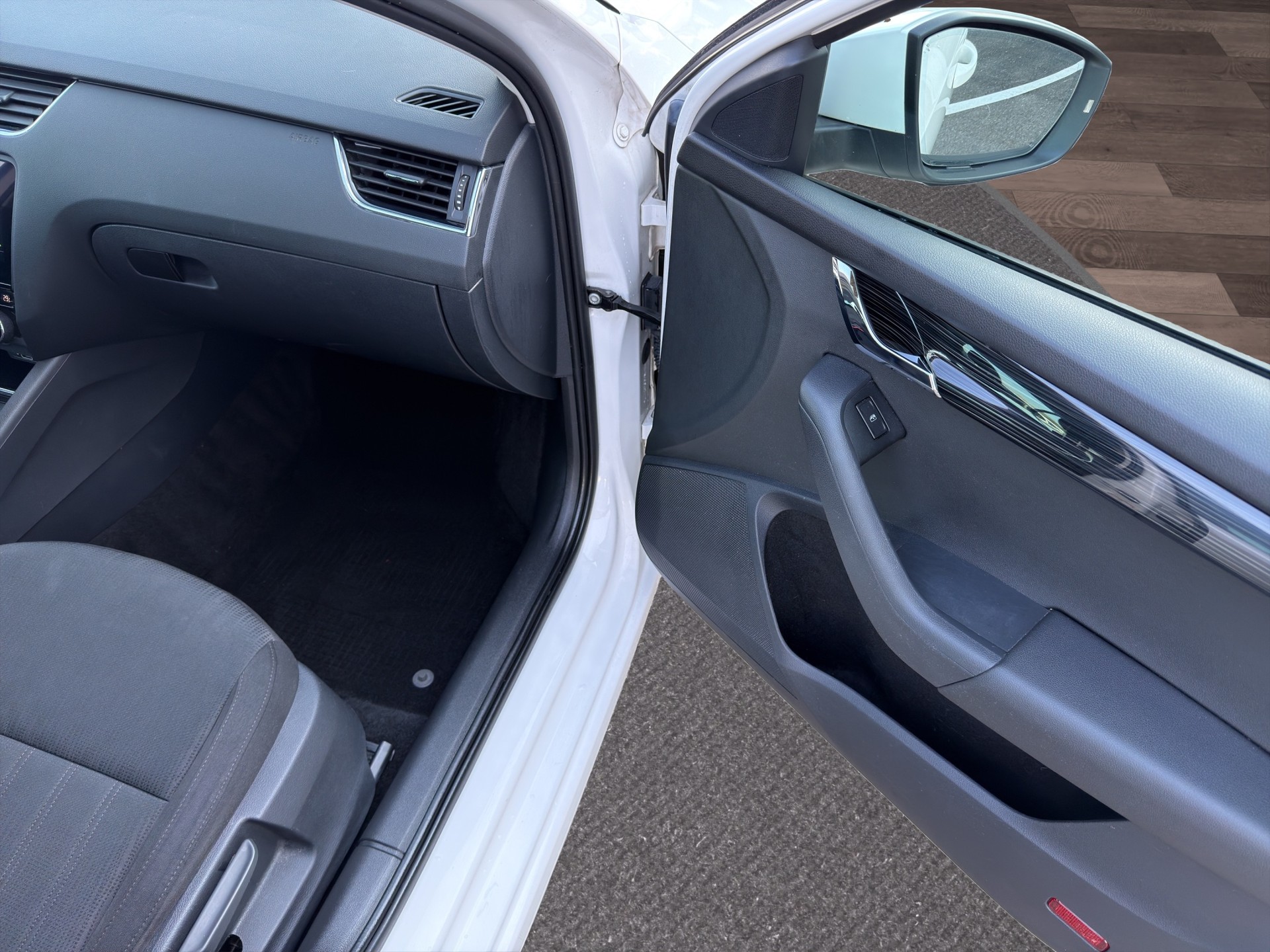 SKODA Octavia Combi 2.0 TDI Style 4x4-image-19