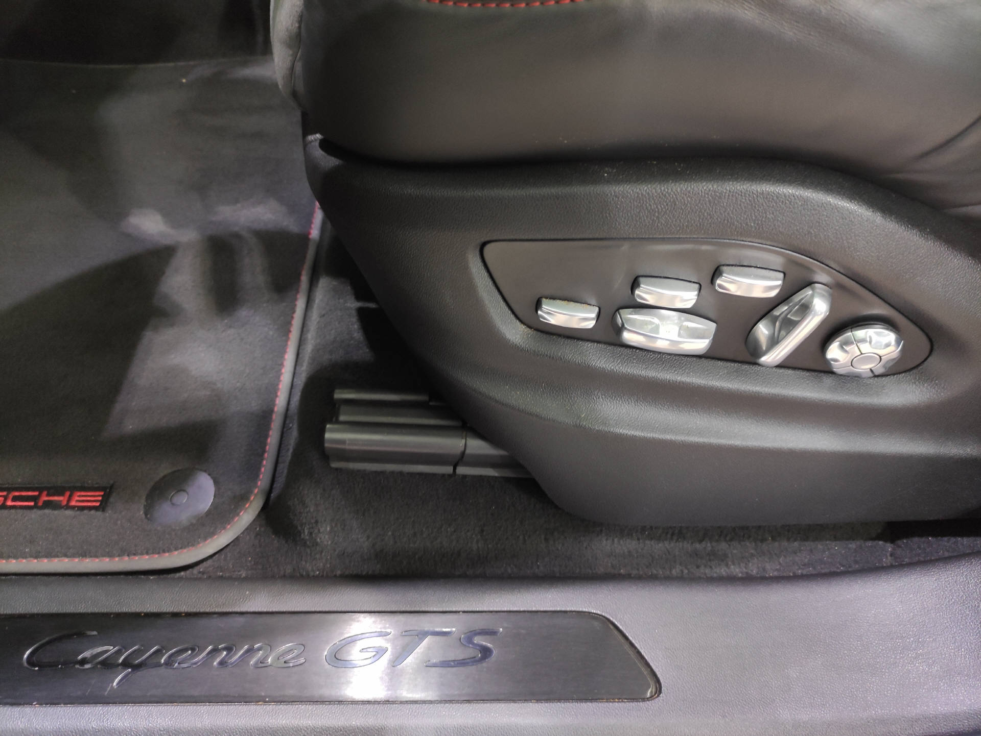 PORSCHE Cayenne Coupé 4.0 V8 GTS-image-4