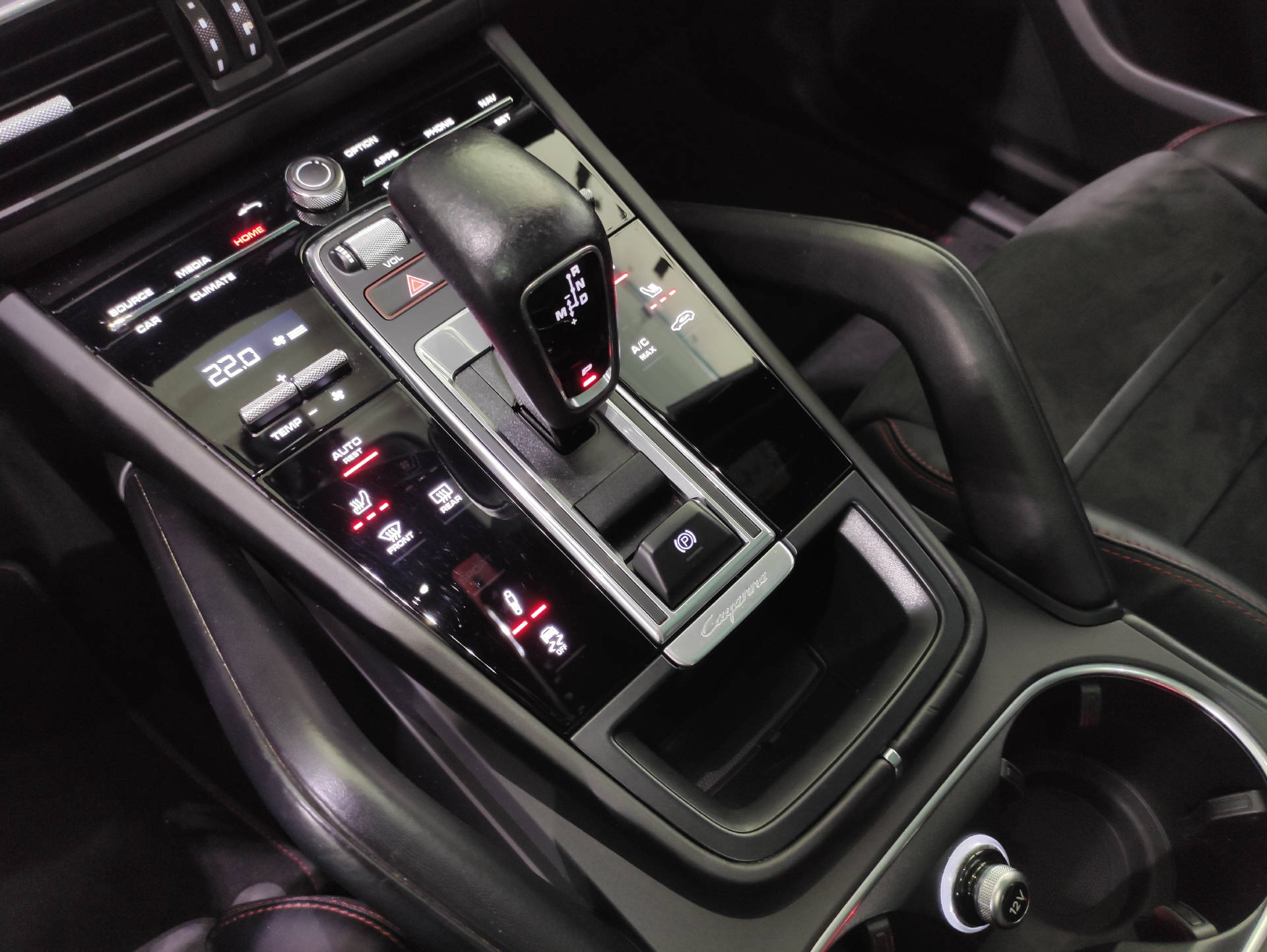 PORSCHE Cayenne Coupé 4.0 V8 GTS-image-11