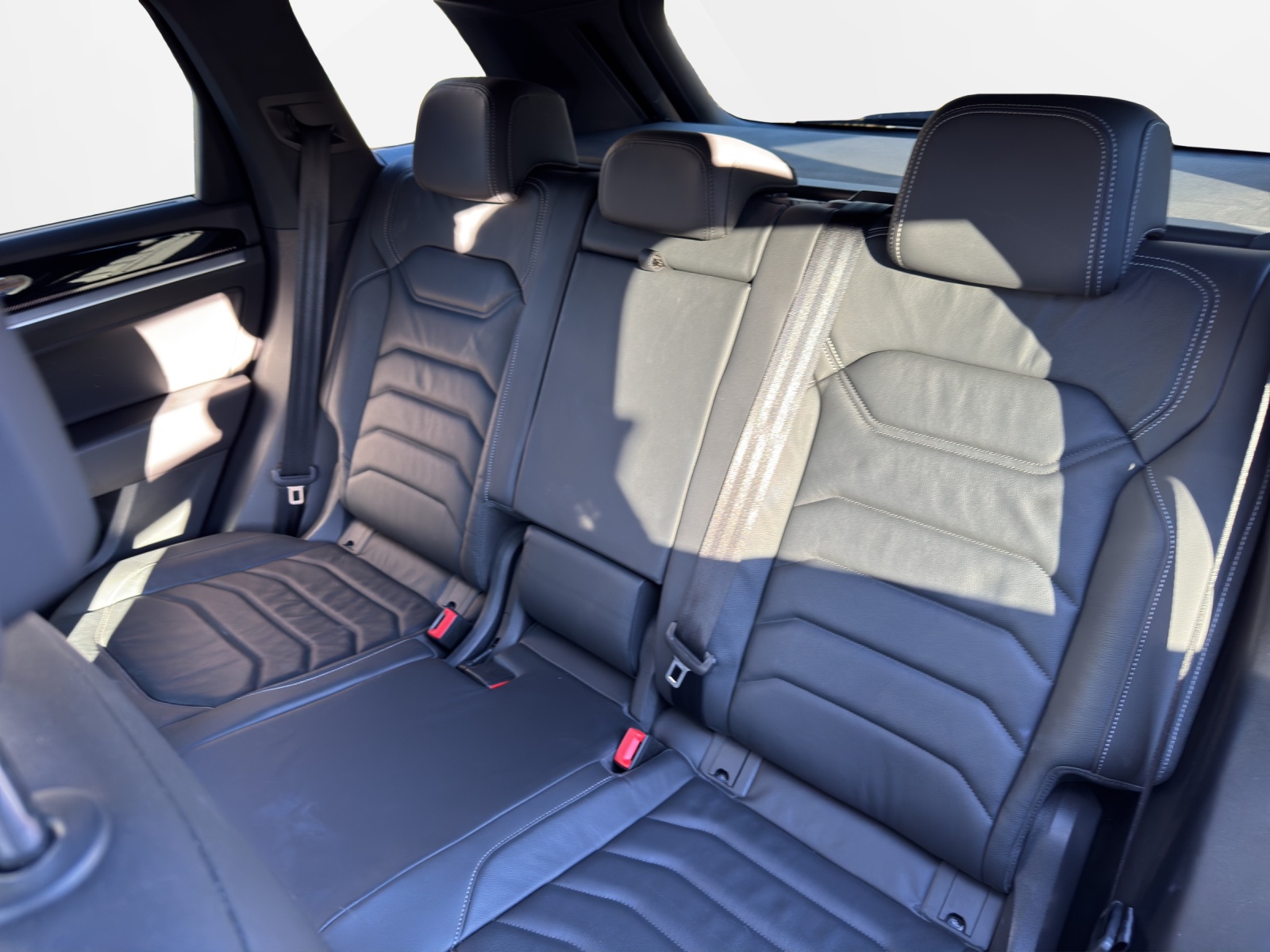 VW Touareg 3.0 TDI R-Line Tiptronic-image-9