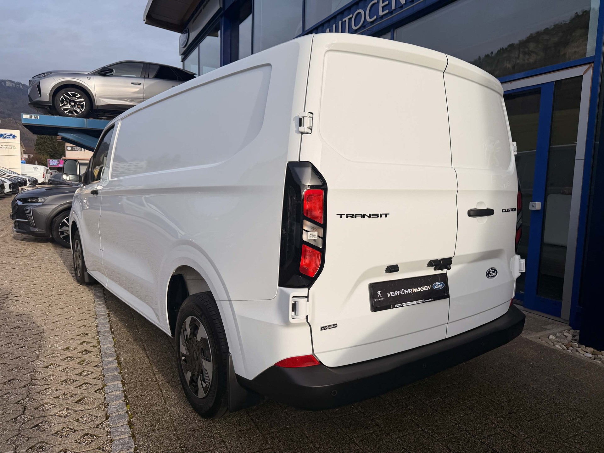 FORD Transit Custom Van 320 L2 2.5 Duratec 233 Trend PHEV-image-6
