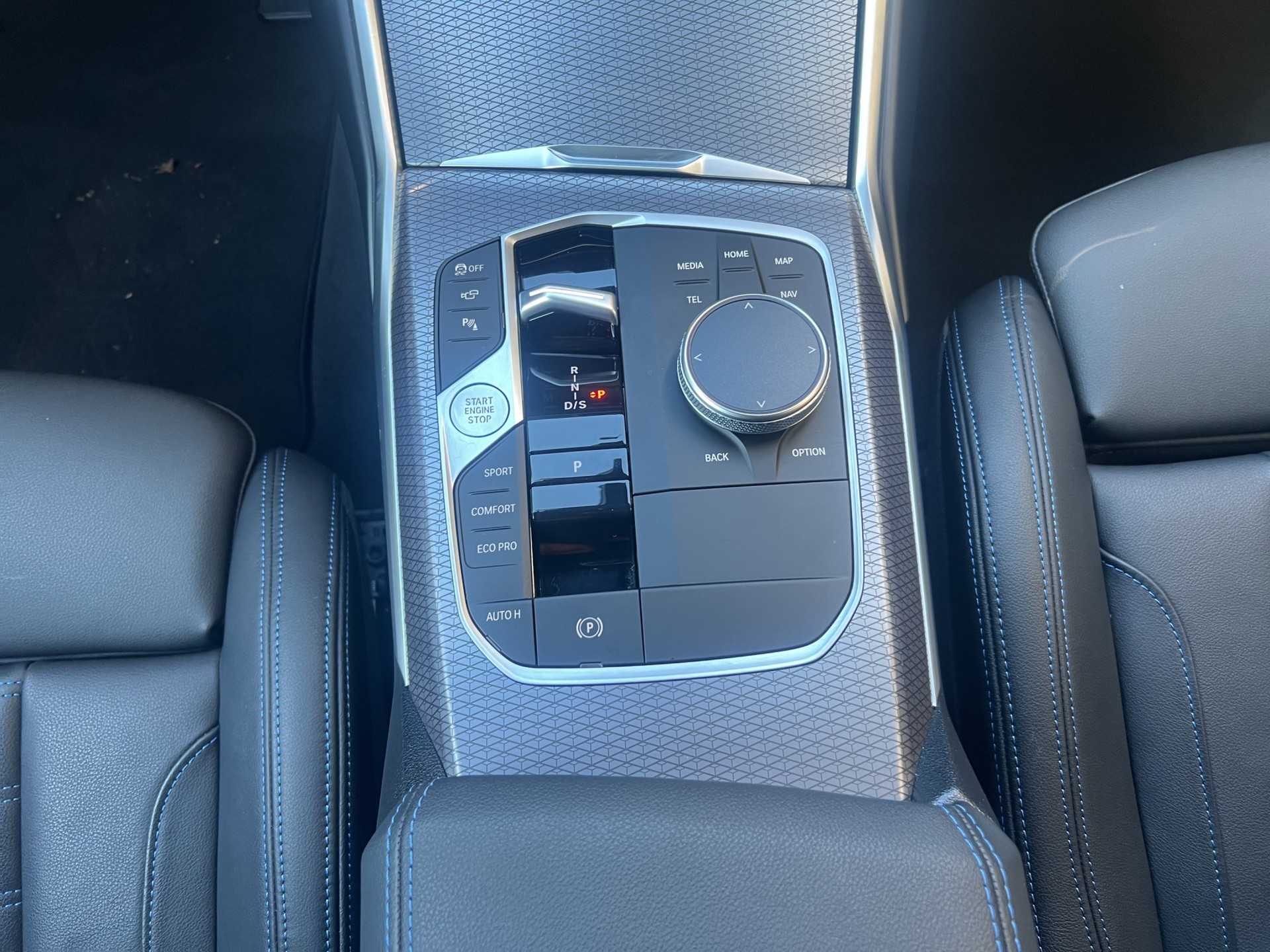 BMW 320d xDrive 48V Touring Steptronic M Sport-image-16