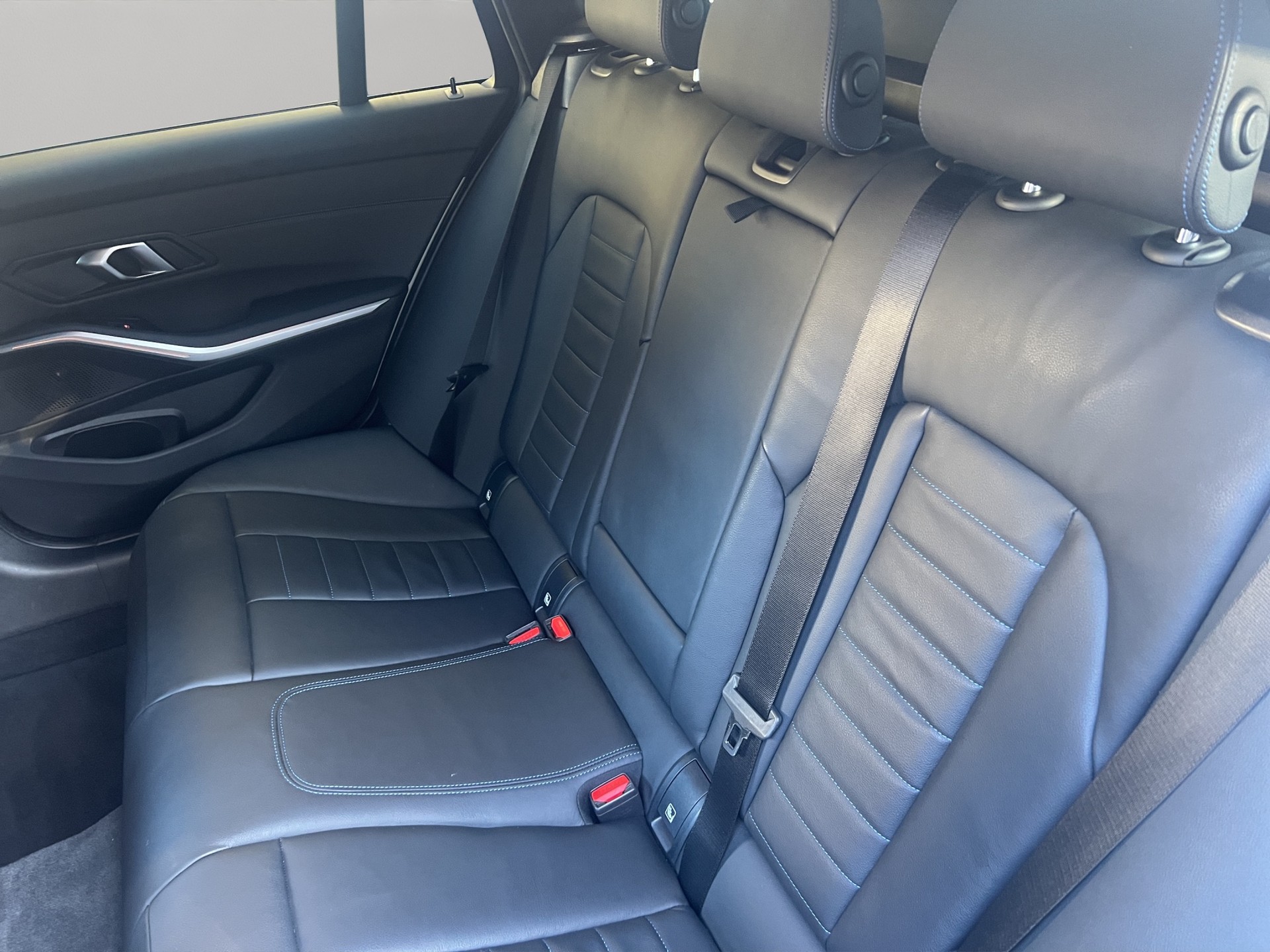 BMW 320d xDrive 48V Touring Steptronic M Sport-image-18