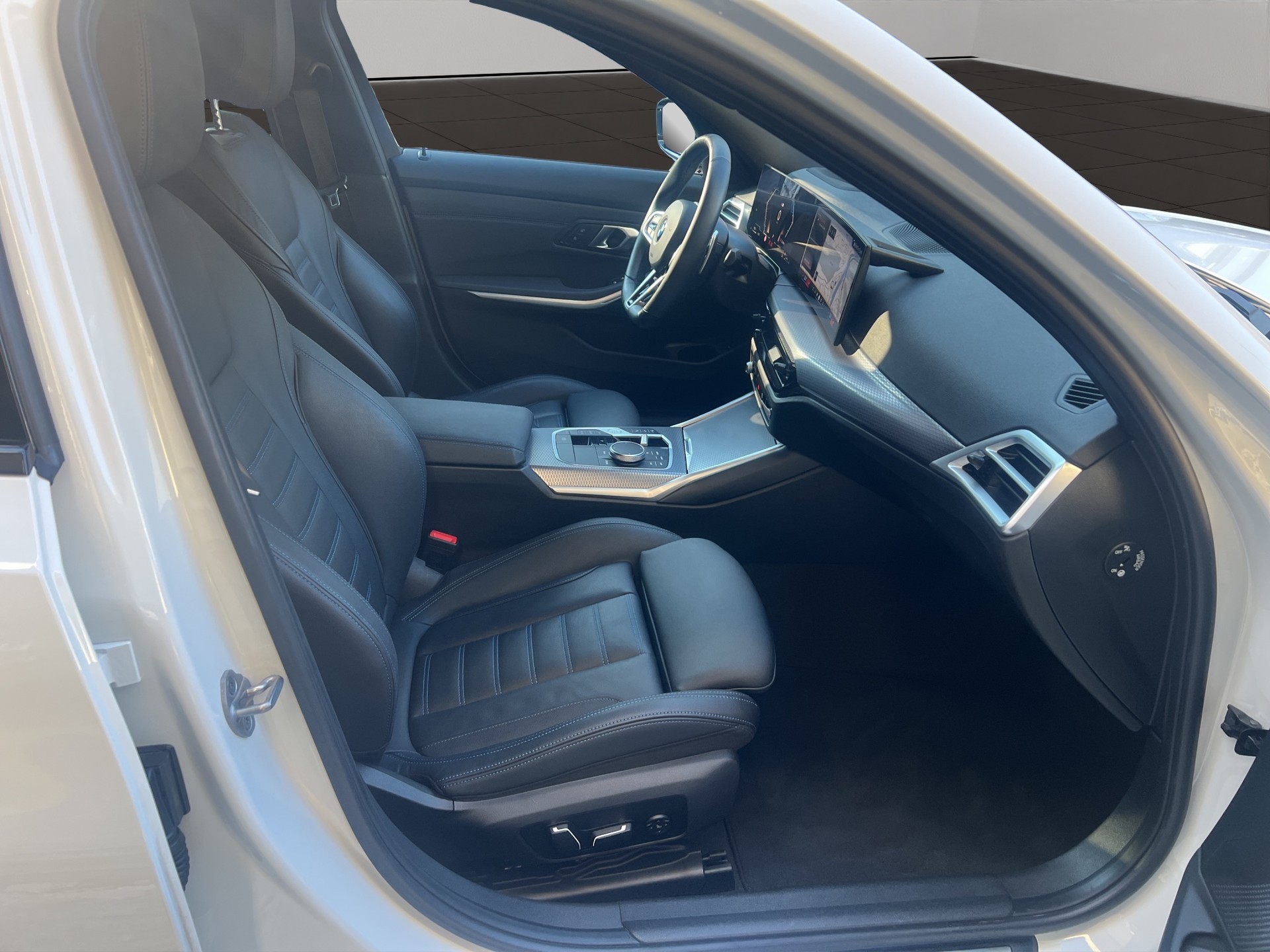 BMW 320d xDrive 48V Touring Steptronic M Sport-image-20
