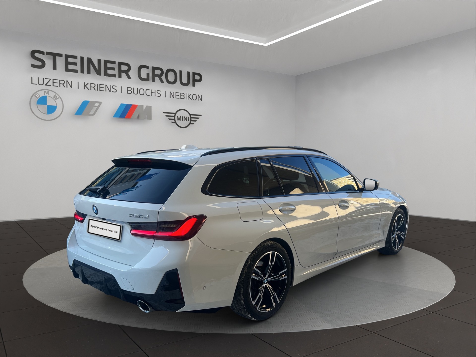 BMW 320d xDrive 48V Touring Steptronic M Sport-image-4