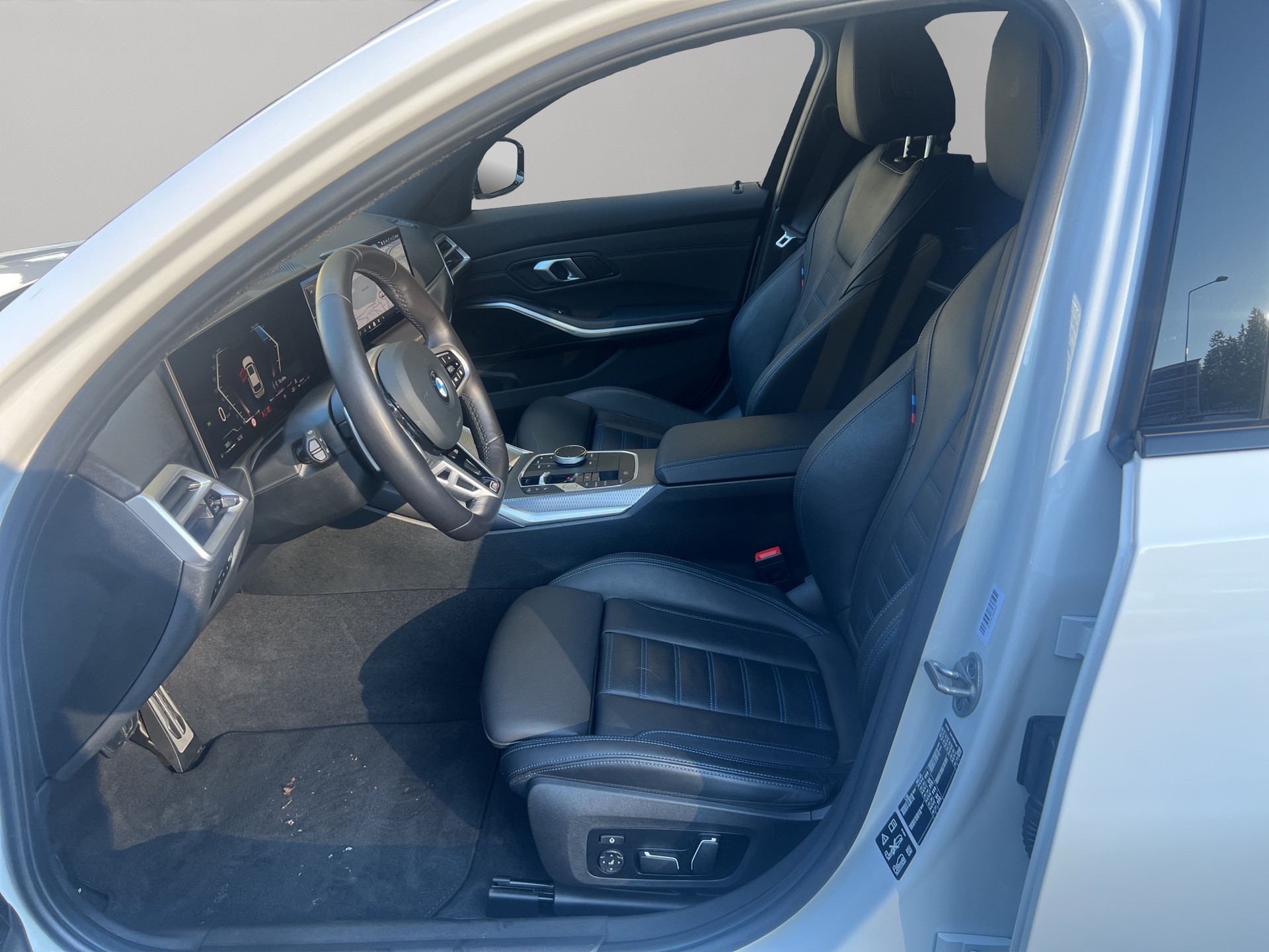 BMW 320d xDrive 48V Touring Steptronic M Sport-image-10