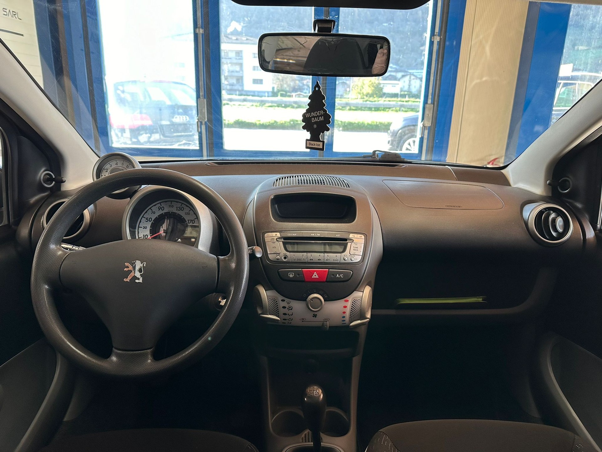 PEUGEOT 107 1.0 Urban-image-7