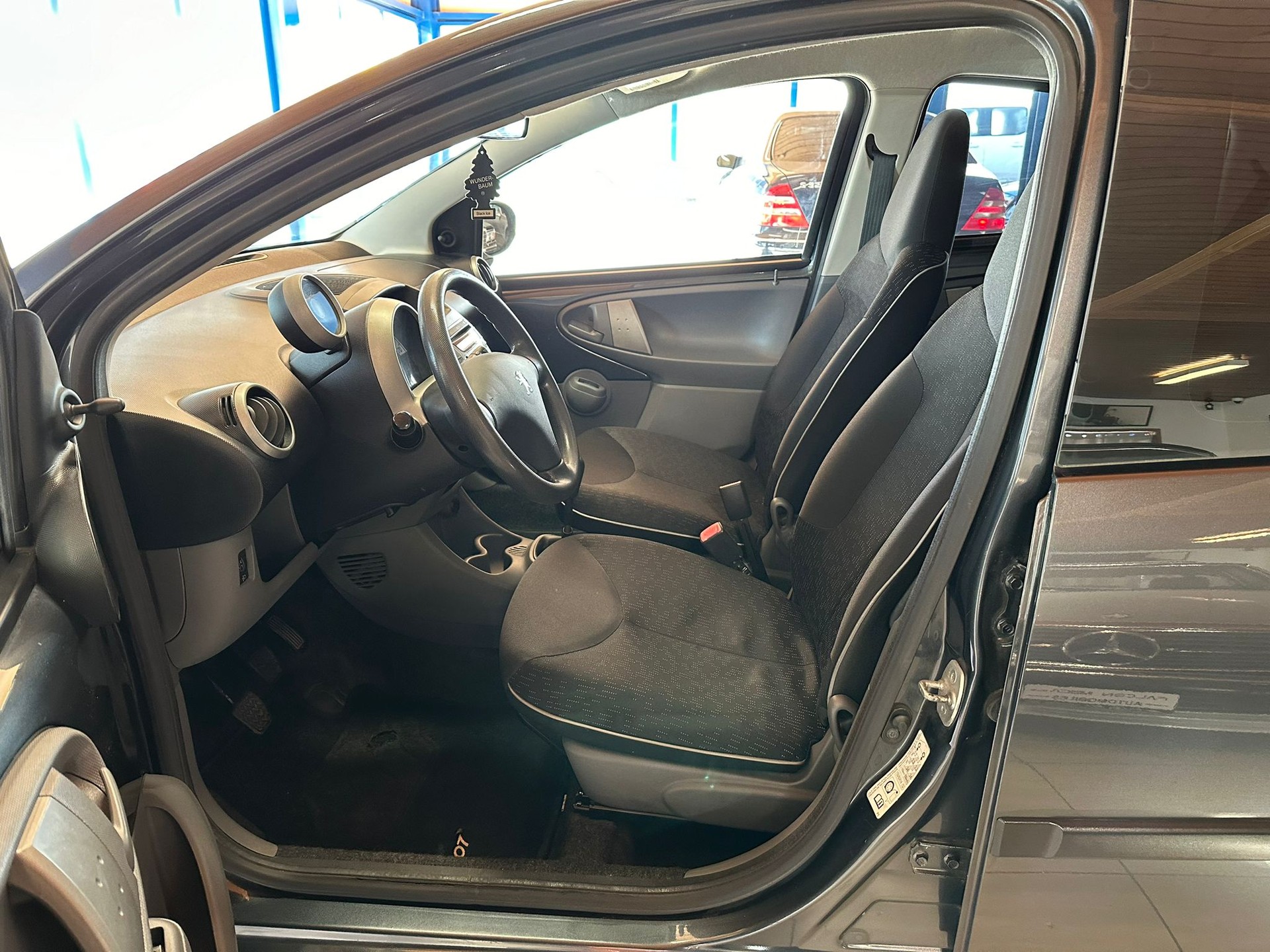 PEUGEOT 107 1.0 Urban-image-9