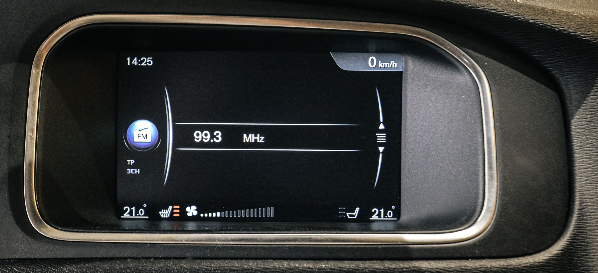 VOLVO V40 D4 Momentum Geartronic-image-18