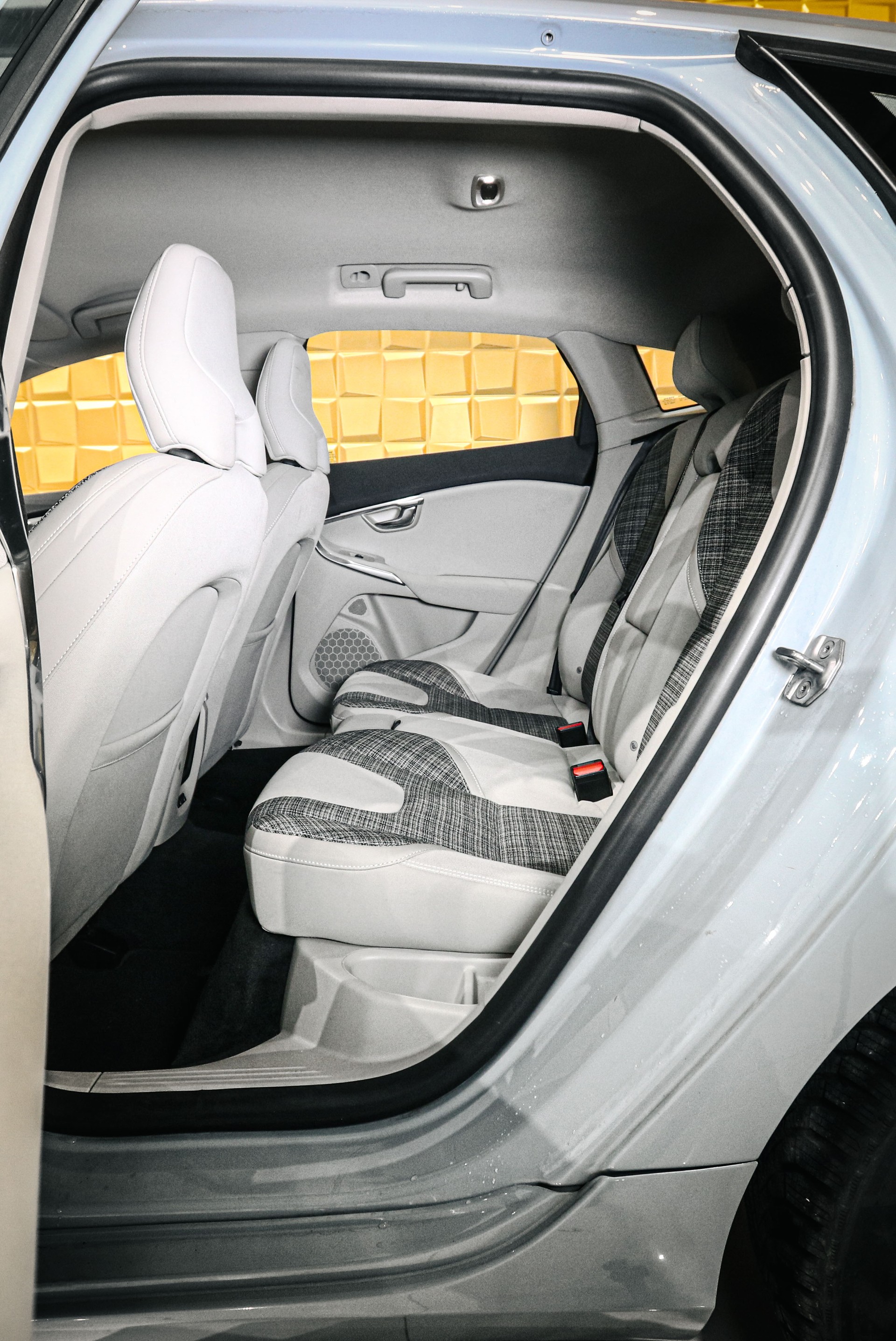VOLVO V40 D4 Momentum Geartronic-image-11
