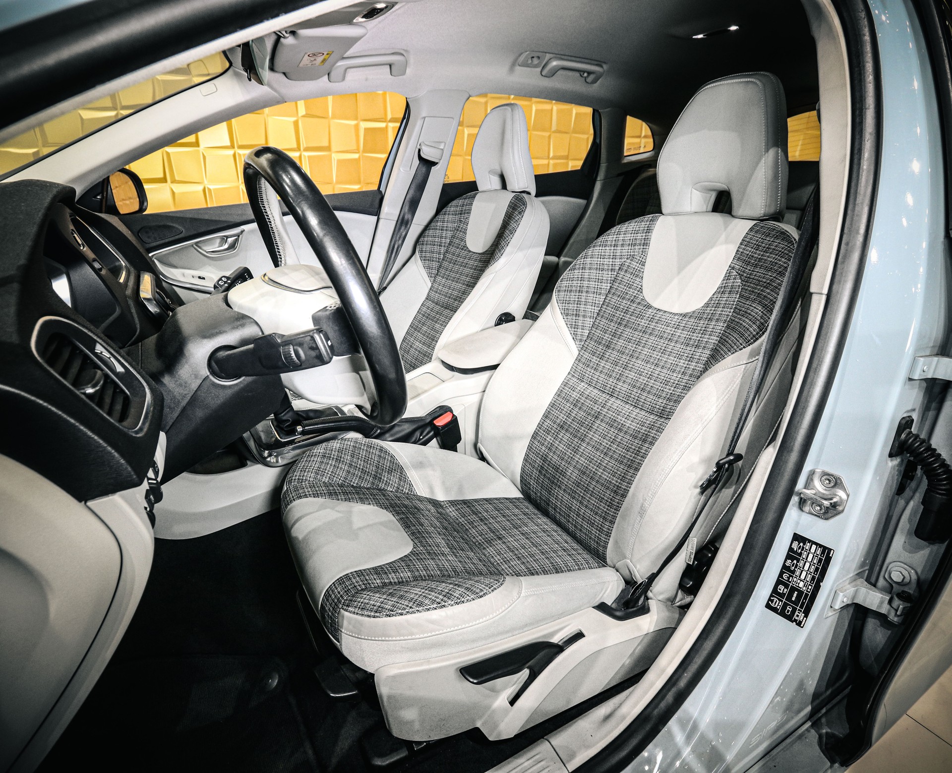 VOLVO V40 D4 Momentum Geartronic-image-10