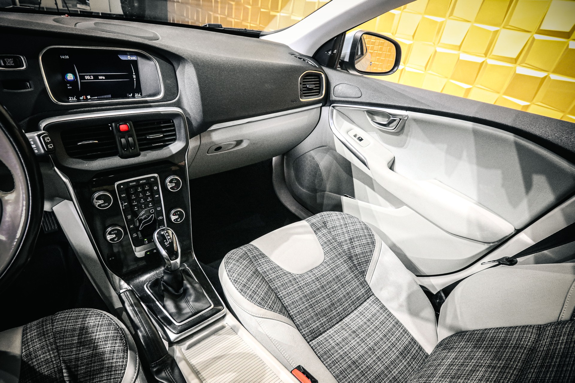VOLVO V40 D4 Momentum Geartronic-image-15