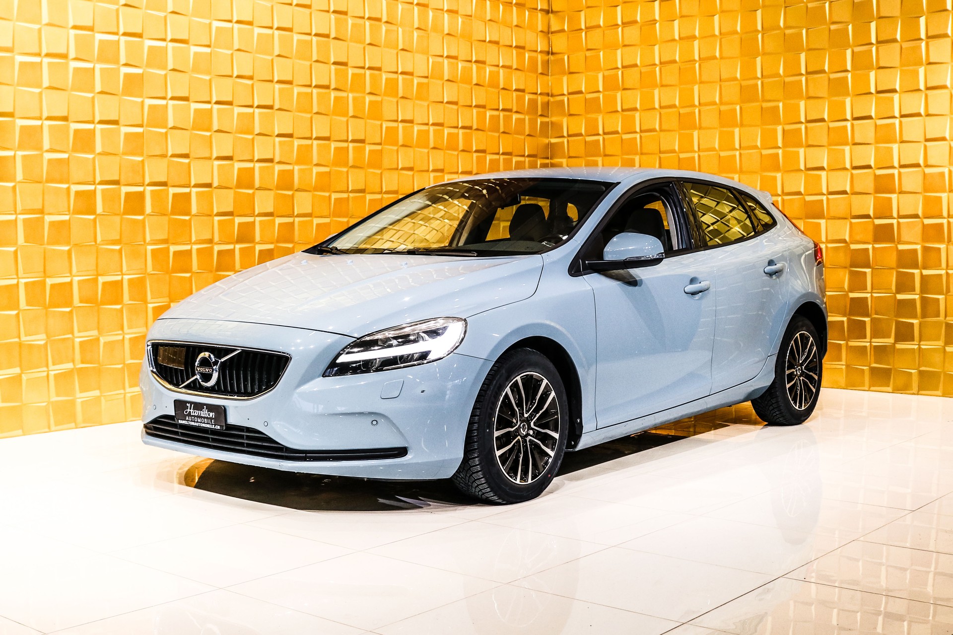 VOLVO V40 D4 Momentum Geartronic-showroom-element-3