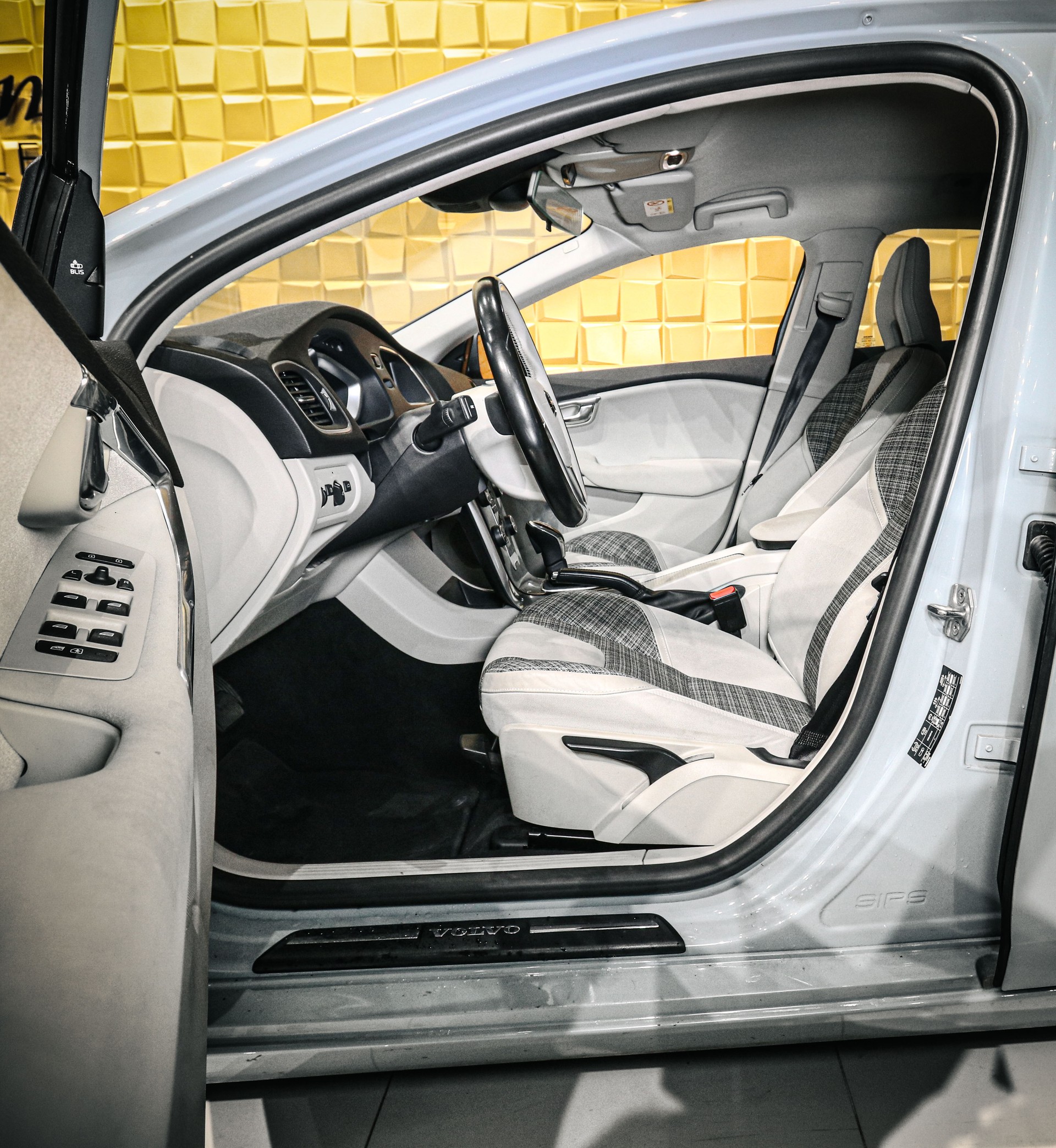 VOLVO V40 D4 Momentum Geartronic-image-9