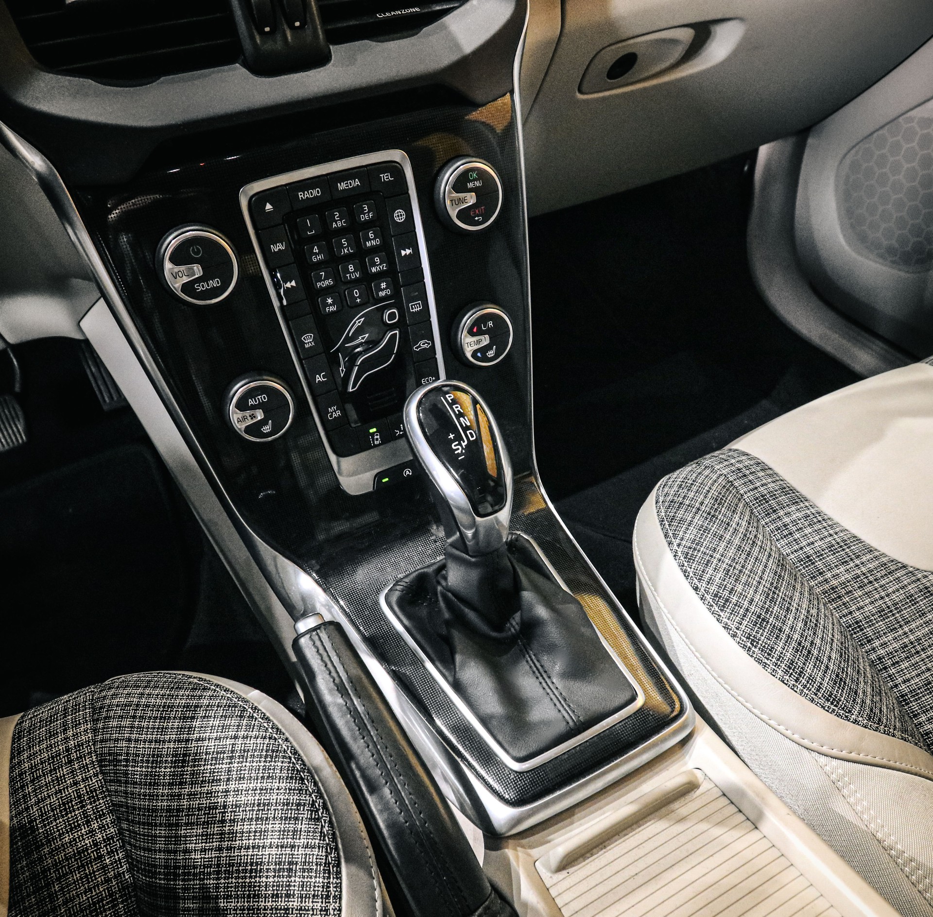 VOLVO V40 D4 Momentum Geartronic-image-16