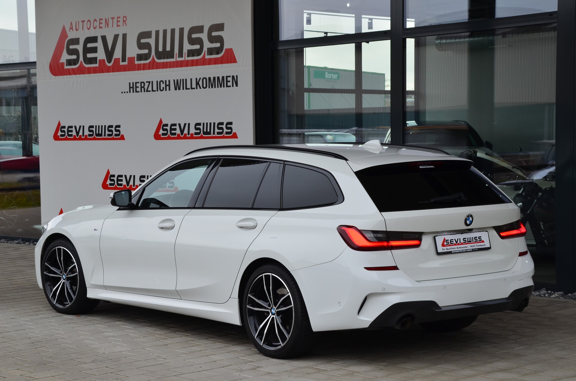 BMW 318d 48V Touring Pure M Sport Steptronic*Frisch ab MFK,1 Jahr oder 20'000km Garantie inkl.*-image-4